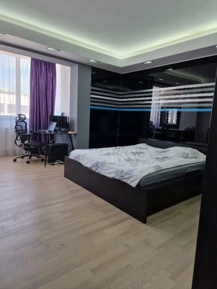 Noor Residence 10/11 Lux 3 cam 2 bai 118 mp utili | foarte rar | Proprietar - Direct proprietar, fara agentii, nu republicati anuntul! Apartament complet mobilat si utilat in Noor Residence, etaj 10/11, 3 camere, 2 bai, 118 mp utili + boxa separata la -1, loc ADP, posibilitate loc suprateran sau subteran, bloc din 2008 * deasupra este un penthouse * ideal pentru familii, trebuie vazuta zona * priveliste excelenta, luminos, centrala proprie, presiune la apa foarte buna * vecini foarte ok, gradinita la parter, Auchan, Kaufland, Lidl, World Class, metrou foarte aproape * doar 4 blocuri in ansamblu, administratie foarte ok, intretinere ~300 lei, gaze ~80 lei, ghena cu 2 usi pe etaj * apartamentul este decorat de un designer si are finisaje excelente, trebuie vazut * se vinde cum se vede in poze cu toata mobila si electrocasnicele de top * vara nu este foarte cald, geamurile au folie de protectie solara + AC in toate camerele, curent ~300 lei vara * multe locuri de joaca pentru copii, locuri de parcare libere in fata blocului, cartier foarte linistit * fara modificari, nu are balcon, verificati releveul * foarte rar se vand apartamente in acest complex! Printre electrocasnice: Combina frigorifica Gorenje Ora Ito - 3.165 lei Televizor OLED Smart Android 65OLED934/12 Philips, 164 cm - 9.097 lei Masina de spalat rufe Electrolux EW9F161B, 10 kg, 1600 RPM, Clasa A, Motor Inverter - 6.099 lei Uscator de rufe AEG T8DBC49S, Pompa de caldura, 9 kg - 4.667 lei 2x Aparat de aer conditionat Heinner Obsidian 12000 BTU Wi-Fi, Clasa A+++ - 3.050 lei x 2 Masina de spalat vase incorporabila Whirlpool ADG 8798 FD, 13 Seturi, Clasa A++ - 2990 lei Purificator de aer Samsung AX60R5080WD - 2.450 lei Dozator apa cu compresor fara atingere Zass ZWD 21 CTL - 1.300 lei + multe altele de top Loc de parcare subteran 13.000 de euro, suprateran 8500 de euro. Din ce inteleg se accepta si in rate. Eu am loc de la ADP. Direct proprietar, fara agentii, nu republicati anuntul!