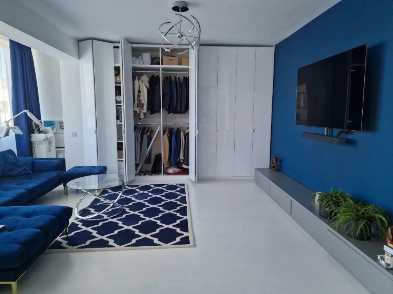 Noor Residence 10/11 Lux 3 cam 2 bai 118 mp utili | foarte rar | Proprietar - Direct proprietar, fara agentii, nu republicati anuntul! Apartament complet mobilat si utilat in Noor Residence, etaj 10/11, 3 camere, 2 bai, 118 mp utili + boxa separata la -1, loc ADP, posibilitate loc suprateran sau subteran, bloc din 2008 * deasupra este un penthouse * ideal pentru familii, trebuie vazuta zona * priveliste excelenta, luminos, centrala proprie, presiune la apa foarte buna * vecini foarte ok, gradinita la parter, Auchan, Kaufland, Lidl, World Class, metrou foarte aproape * doar 4 blocuri in ansamblu, administratie foarte ok, intretinere ~300 lei, gaze ~80 lei, ghena cu 2 usi pe etaj * apartamentul este decorat de un designer si are finisaje excelente, trebuie vazut * se vinde cum se vede in poze cu toata mobila si electrocasnicele de top * vara nu este foarte cald, geamurile au folie de protectie solara + AC in toate camerele, curent ~300 lei vara * multe locuri de joaca pentru copii, locuri de parcare libere in fata blocului, cartier foarte linistit * fara modificari, nu are balcon, verificati releveul * foarte rar se vand apartamente in acest complex! Printre electrocasnice: Combina frigorifica Gorenje Ora Ito - 3.165 lei Televizor OLED Smart Android 65OLED934/12 Philips, 164 cm - 9.097 lei Masina de spalat rufe Electrolux EW9F161B, 10 kg, 1600 RPM, Clasa A, Motor Inverter - 6.099 lei Uscator de rufe AEG T8DBC49S, Pompa de caldura, 9 kg - 4.667 lei 2x Aparat de aer conditionat Heinner Obsidian 12000 BTU Wi-Fi, Clasa A+++ - 3.050 lei x 2 Masina de spalat vase incorporabila Whirlpool ADG 8798 FD, 13 Seturi, Clasa A++ - 2990 lei Purificator de aer Samsung AX60R5080WD - 2.450 lei Dozator apa cu compresor fara atingere Zass ZWD 21 CTL - 1.300 lei + multe altele de top Loc de parcare subteran 13.000 de euro, suprateran 8500 de euro. Din ce inteleg se accepta si in rate. Eu am loc de la ADP. Direct proprietar, fara agentii, nu republicati anuntul!