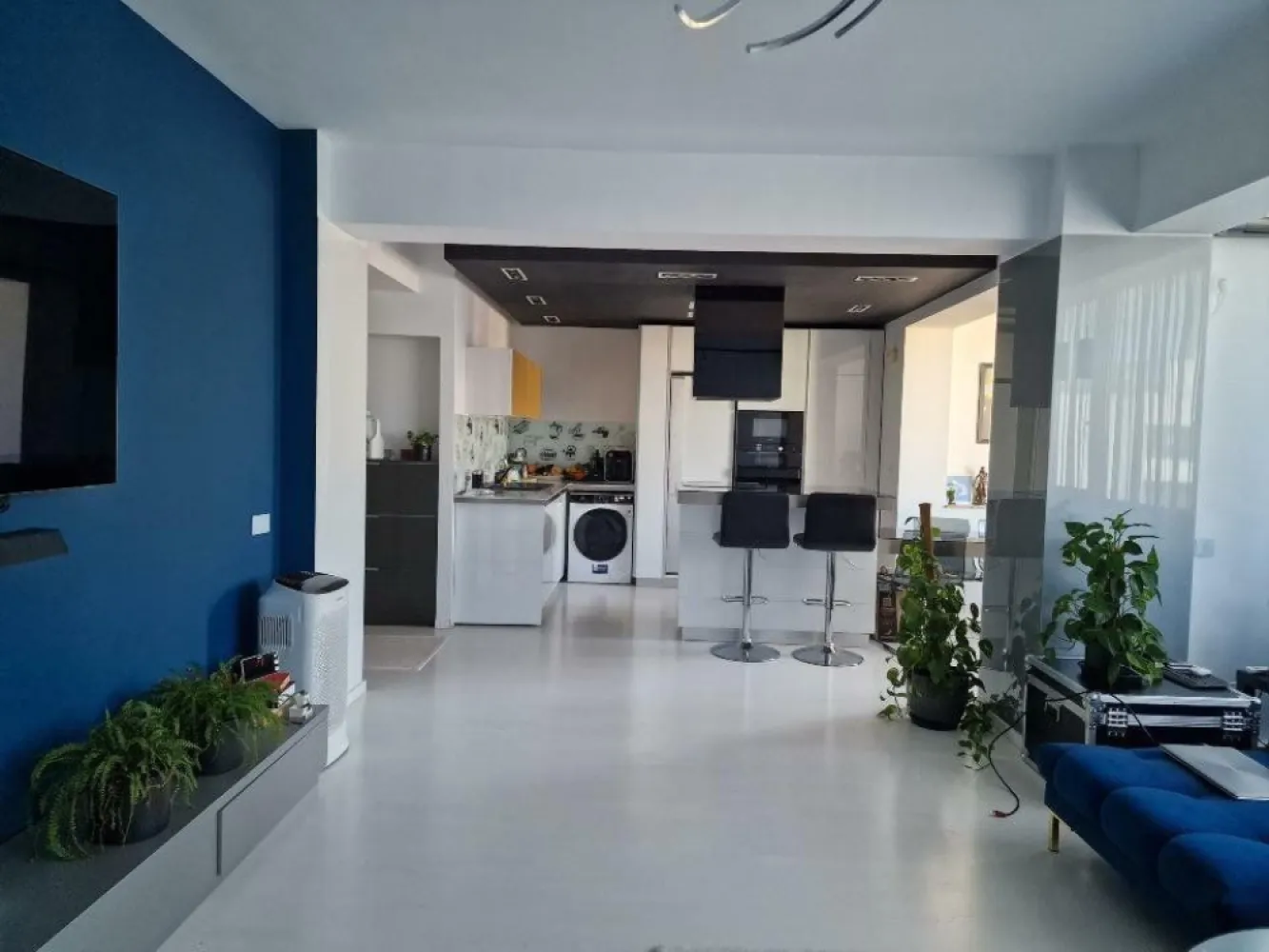 Noor Residence 10/11 Lux 3 cam 2 bai 118 mp utili | foarte rar | Proprietar - Direct proprietar, fara agentii, nu republicati anuntul! Apartament complet mobilat si utilat in Noor Residence, etaj 10/11, 3 camere, 2 bai, 118 mp utili + boxa separata la -1, loc ADP, posibilitate loc suprateran sau subteran, bloc din 2008 * deasupra este un penthouse * ideal pentru familii, trebuie vazuta zona * priveliste excelenta, luminos, centrala proprie, presiune la apa foarte buna * vecini foarte ok, gradinita la parter, Auchan, Kaufland, Lidl, World Class, metrou foarte aproape * doar 4 blocuri in ansamblu, administratie foarte ok, intretinere ~300 lei, gaze ~80 lei, ghena cu 2 usi pe etaj * apartamentul este decorat de un designer si are finisaje excelente, trebuie vazut * se vinde cum se vede in poze cu toata mobila si electrocasnicele de top * vara nu este foarte cald, geamurile au folie de protectie solara + AC in toate camerele, curent ~300 lei vara * multe locuri de joaca pentru copii, locuri de parcare libere in fata blocului, cartier foarte linistit * fara modificari, nu are balcon, verificati releveul * foarte rar se vand apartamente in acest complex! Printre electrocasnice: Combina frigorifica Gorenje Ora Ito - 3.165 lei Televizor OLED Smart Android 65OLED934/12 Philips, 164 cm - 9.097 lei Masina de spalat rufe Electrolux EW9F161B, 10 kg, 1600 RPM, Clasa A, Motor Inverter - 6.099 lei Uscator de rufe AEG T8DBC49S, Pompa de caldura, 9 kg - 4.667 lei 2x Aparat de aer conditionat Heinner Obsidian 12000 BTU Wi-Fi, Clasa A+++ - 3.050 lei x 2 Masina de spalat vase incorporabila Whirlpool ADG 8798 FD, 13 Seturi, Clasa A++ - 2990 lei Purificator de aer Samsung AX60R5080WD - 2.450 lei Dozator apa cu compresor fara atingere Zass ZWD 21 CTL - 1.300 lei + multe altele de top Loc de parcare subteran 13.000 de euro, suprateran 8500 de euro. Din ce inteleg se accepta si in rate. Eu am loc de la ADP. Direct proprietar, fara agentii, nu republicati anuntul!