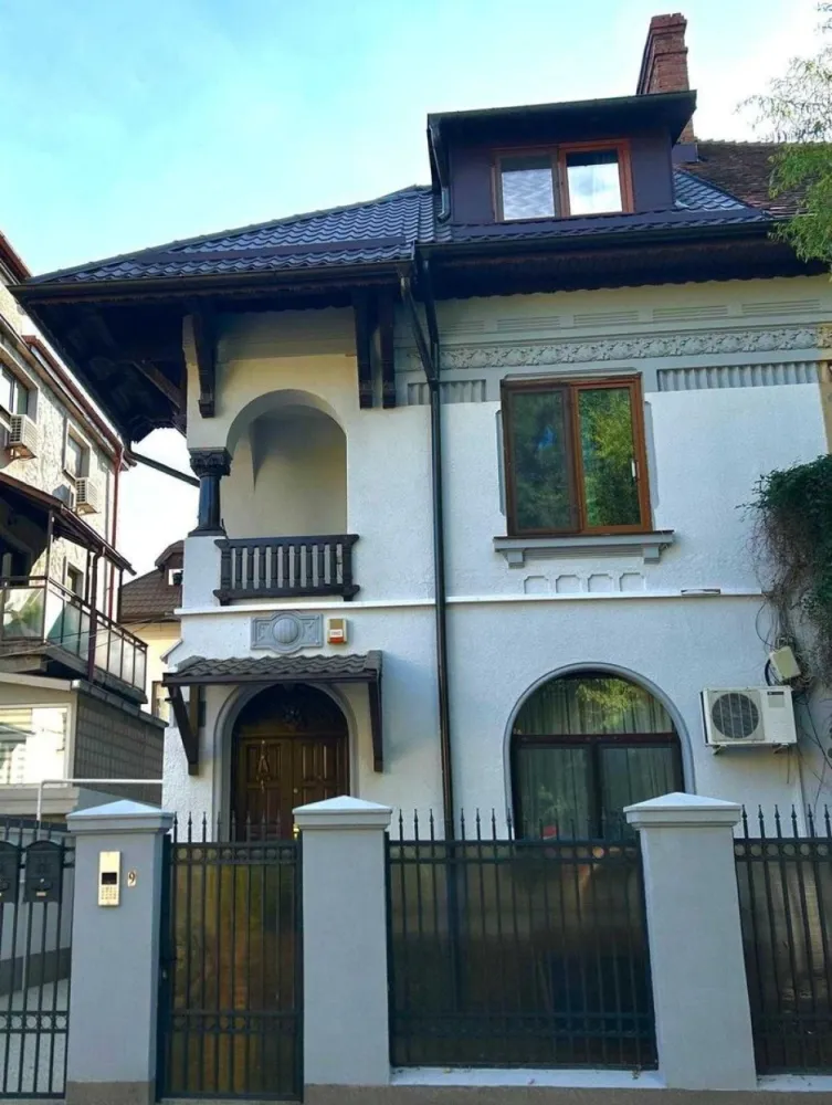 Cotroceni, Apartament 3camere de vanzare - Apartament 3 camere in inima Cotroceniului pe strada Dr. Nicolae Tomescu, in vila renovata in totalitate cu pastrarea si reconditionarea tuturor elementelor de arhitectura initiale. Mentionam ca este refacut acoperisul cu tabla din Austria, podul in integralitatea lui avand acum izolatie, rigips si parchet, apartamentul renovat in totalitate, casa scarii, fatada, curtea si gardurile. Dormitoarele sunt in suprafata de 15m respectiv 16 iar livingul 25, are o baie si o toaleta de serviciu, balcon 8mp(4/2) jumatate din pod si pivnita. De-asemenea detine cota parte din curte.