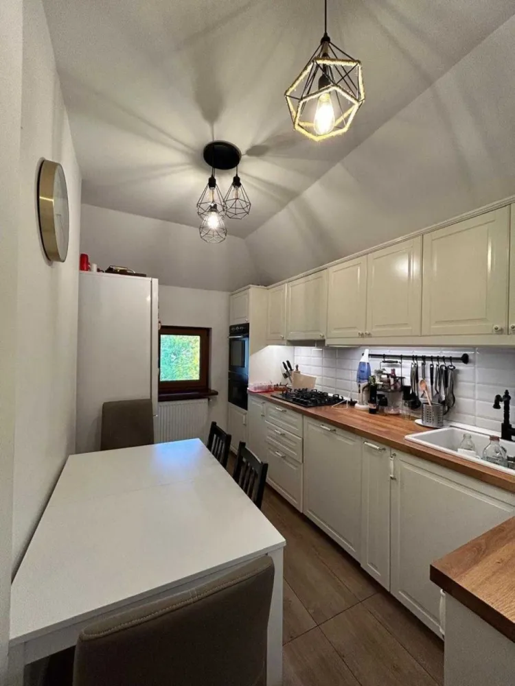 Cotroceni, Apartament 3camere de vanzare - Apartament 3 camere in inima Cotroceniului pe strada Dr. Nicolae Tomescu, in vila renovata in totalitate cu pastrarea si reconditionarea tuturor elementelor de arhitectura initiale. Mentionam ca este refacut acoperisul cu tabla din Austria, podul in integralitatea lui avand acum izolatie, rigips si parchet, apartamentul renovat in totalitate, casa scarii, fatada, curtea si gardurile. Dormitoarele sunt in suprafata de 15m respectiv 16 iar livingul 25, are o baie si o toaleta de serviciu, balcon 8mp(4/2) jumatate din pod si pivnita. De-asemenea detine cota parte din curte.