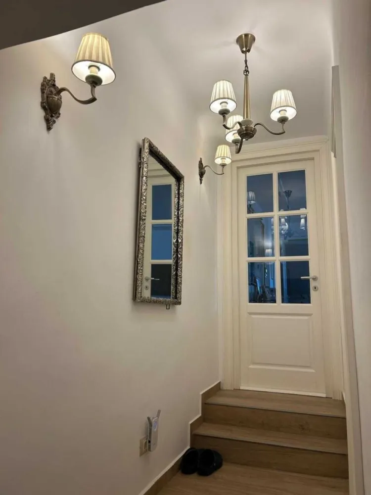 Cotroceni, Apartament 3camere de vanzare - Apartament 3 camere in inima Cotroceniului pe strada Dr. Nicolae Tomescu, in vila renovata in totalitate cu pastrarea si reconditionarea tuturor elementelor de arhitectura initiale. Mentionam ca este refacut acoperisul cu tabla din Austria, podul in integralitatea lui avand acum izolatie, rigips si parchet, apartamentul renovat in totalitate, casa scarii, fatada, curtea si gardurile. Dormitoarele sunt in suprafata de 15m respectiv 16 iar livingul 25, are o baie si o toaleta de serviciu, balcon 8mp(4/2) jumatate din pod si pivnita. De-asemenea detine cota parte din curte.