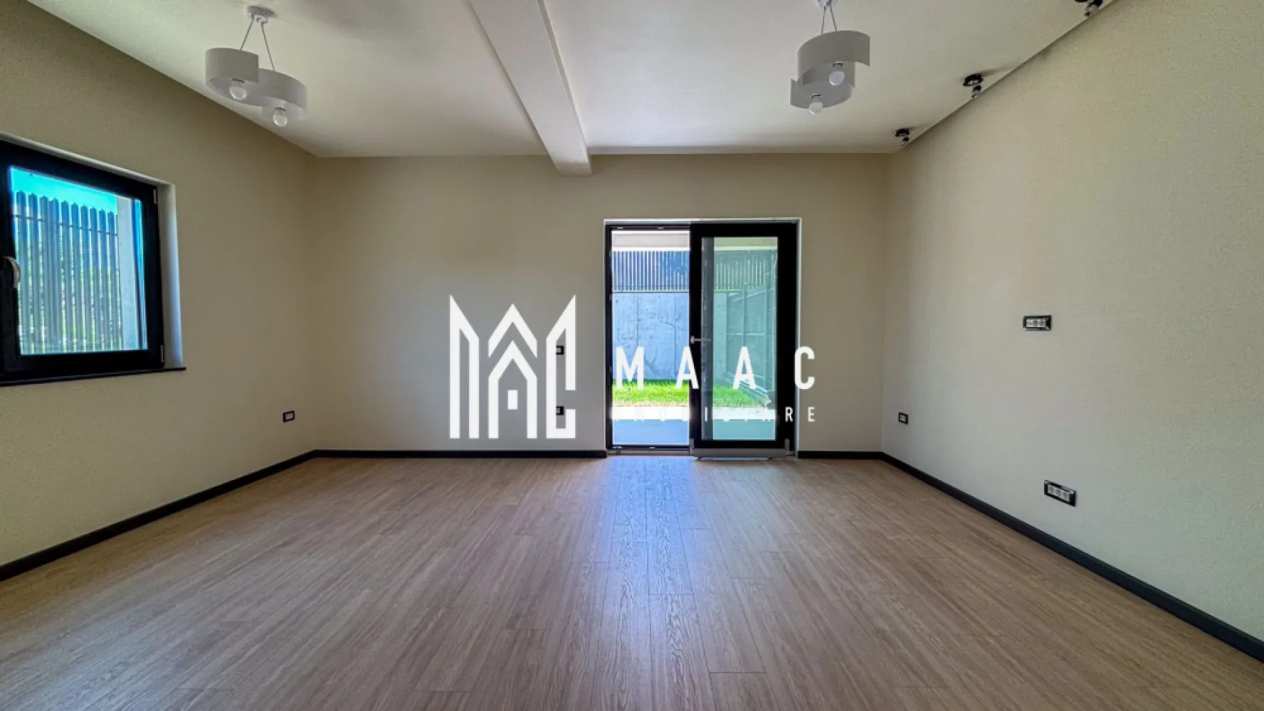 BLACK FRIDAY-Duplex | 150MPU | Teren 250MP | 5 Camere | Terasa - BLACK FRIDAY - Profită de cea mai bună perioadă din an pentru a deveni proprietar! MAAC Imobiliare va propune spre vanzare o casa ideală pentru cei care caută un spațiu de calitate, situată într-o zonă liniștită, cu vedere panoramică spre munte și oraș. Detalii Generale Tip Proprietate: Casă Tip Duplex Stare Interior: Finisat modern, predare la cheie (an finalizare 2025) An Construcție: 2024 (Construcție nouă din cărămidă) Suprafață Utilă: 150 mp Suprafață Construită: 154 mp Suprafață Terasă: 8,2 mp Acoperiș: Țiglă Încăperi și Configurație Nr. Camere: 5 Dormitoare: 3 Băi: 4 (cu geam la baie) Bucătării: 1 (bucătărie închisă) Balcoane: 1 Terase: 1 Mansardă: Inclusă Alte spații: Curte privată Dotări și Finisaje Izolații Termice: Izolație exterioară vata bazaltica Geamuri: PVC tripan, ferestre care se deschid Uși: Ușă intrare PVC, uși interior MDF Pardoseli: Gresie, parchet laminat Pereți: Faianță, vopsea lavabilă Mobilier: Nemobilat Utilități și Confort Centrală proprie și încălzire prin pardoseală Parcare deschisă inclusă Interfon și conexiune wireless Acces facil la mijloace de transport în comun Priveliște și Localizare: Vedere panoramică spre munte și oraș Această proprietate reprezintă alegerea perfectă pentru un stil de viață modern, oferind un design contemporan și facilități complete. Pentru mai multe detalii sau pentru a programa o vizionare, vă rugăm să ne contactați specificând ID: CP2769883 }}