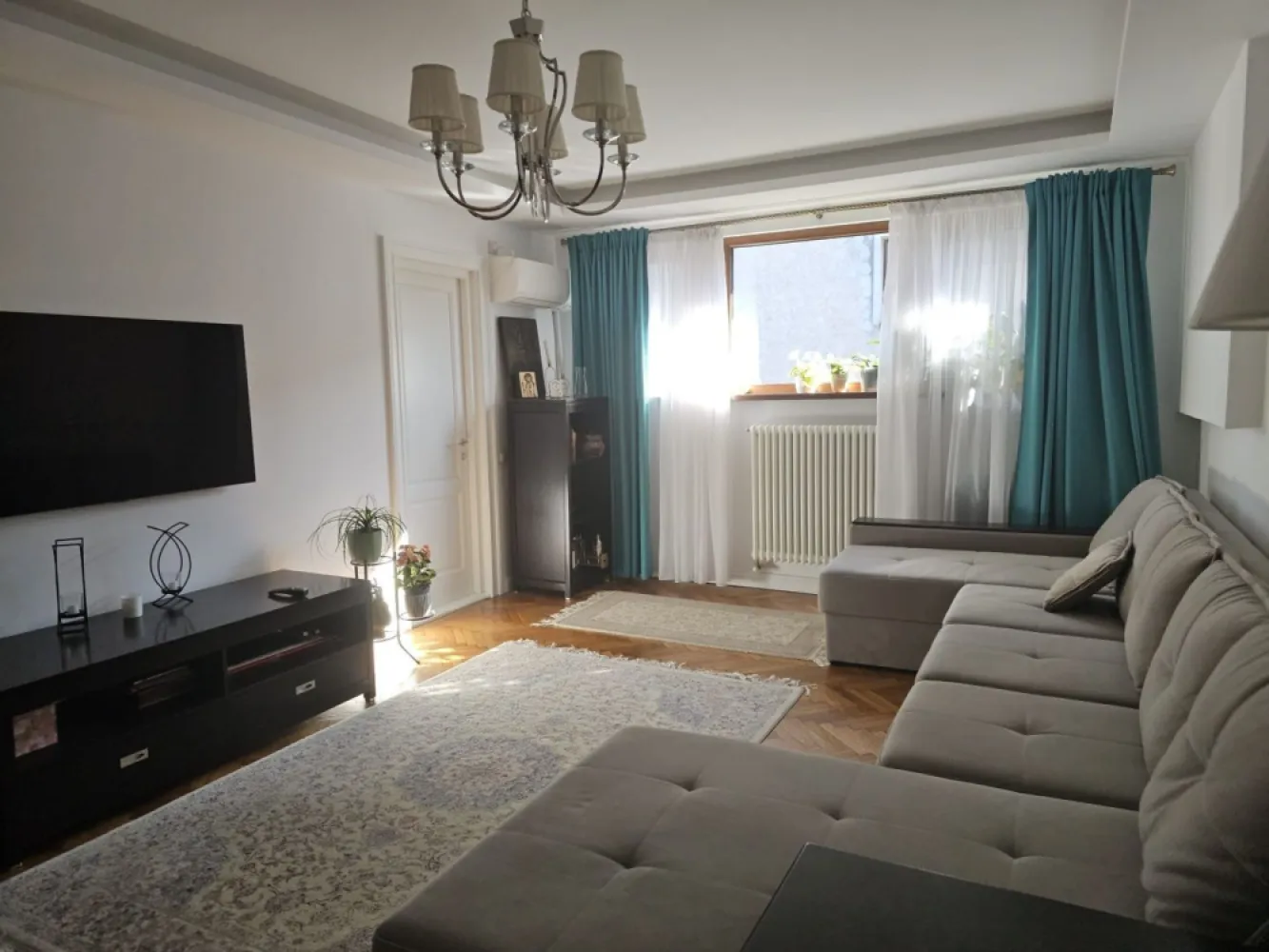 Cotroceni, Apartament 3camere de vanzare - Apartament 3 camere in inima Cotroceniului pe strada Dr. Nicolae Tomescu, in vila renovata in totalitate cu pastrarea si reconditionarea tuturor elementelor de arhitectura initiale. Mentionam ca este refacut acoperisul cu tabla din Austria, podul in integralitatea lui avand acum izolatie, rigips si parchet, apartamentul renovat in totalitate, casa scarii, fatada, curtea si gardurile. Dormitoarele sunt in suprafata de 15m respectiv 16 iar livingul 25, are o baie si o toaleta de serviciu, balcon 8mp(4/2) jumatate din pod si pivnita. De-asemenea detine cota parte din curte.