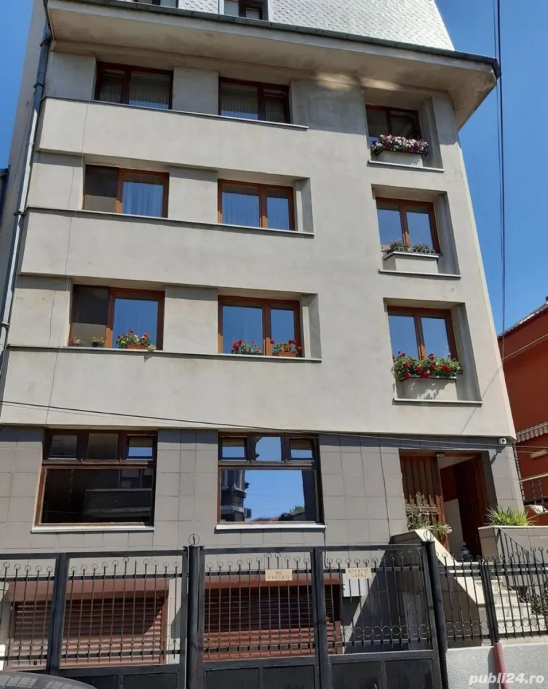 Apartament duplex Cotroceni, Gradina Botanica - Particular vand apartament duplex in Cotroceni, etajele 1+2 din S+P+4E. S. Totala 118,43 mp; S. Construita 141,78 mp. Garaj (1 loc) + anexe = 33,31 mp. Teren cota indiviza 68,76 mp Cladirea este localizata in vecinatatea Gradinii Botanice si a Palatului Cotroceni. Este edificata in anul 1995, din structura de beton si caramida. Apartamentul, care se desfasoara pe doua niveluri, contine 3 camere, 2 grupuri sanitare, dispune de garaj (pentru 1 autoturism) la subsolul cladirii si spatii anexe generoase. Descriere: La etajul 1 al imobilului se afla sufrageria (cu iesire la 1 balcon inchis), bucataria (care beneficiaza de camara si balcon) si un WC (cu geam pentru aerisire). La etajul al 2-lea al apartamentului se afla 2 dormitoare si o baie (cu geam de aerisire). Dormitorul principal beneficiaza de 1 balcon inchis. Apartamentul este renovat recent, contine geamuri termopan, gresie, faianta, parchet din lemn de stejar si dispune de centrala proprie Vaillant (an 2020). Cadastru/intabulare la zi. Clasa Energetica A