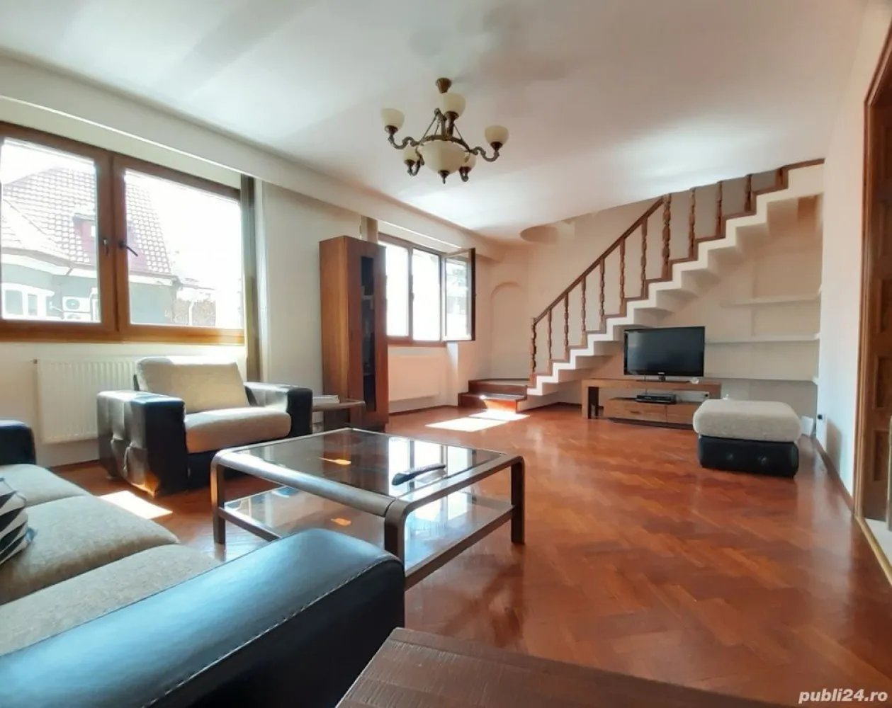 Apartament duplex Cotroceni, Gradina Botanica - Particular vand apartament duplex in Cotroceni, etajele 1+2 din S+P+4E. S. Totala 118,43 mp; S. Construita 141,78 mp. Garaj (1 loc) + anexe = 33,31 mp. Teren cota indiviza 68,76 mp Cladirea este localizata in vecinatatea Gradinii Botanice si a Palatului Cotroceni. Este edificata in anul 1995, din structura de beton si caramida. Apartamentul, care se desfasoara pe doua niveluri, contine 3 camere, 2 grupuri sanitare, dispune de garaj (pentru 1 autoturism) la subsolul cladirii si spatii anexe generoase. Descriere: La etajul 1 al imobilului se afla sufrageria (cu iesire la 1 balcon inchis), bucataria (care beneficiaza de camara si balcon) si un WC (cu geam pentru aerisire). La etajul al 2-lea al apartamentului se afla 2 dormitoare si o baie (cu geam de aerisire). Dormitorul principal beneficiaza de 1 balcon inchis. Apartamentul este renovat recent, contine geamuri termopan, gresie, faianta, parchet din lemn de stejar si dispune de centrala proprie Vaillant (an 2020). Cadastru/intabulare la zi. Clasa Energetica A
