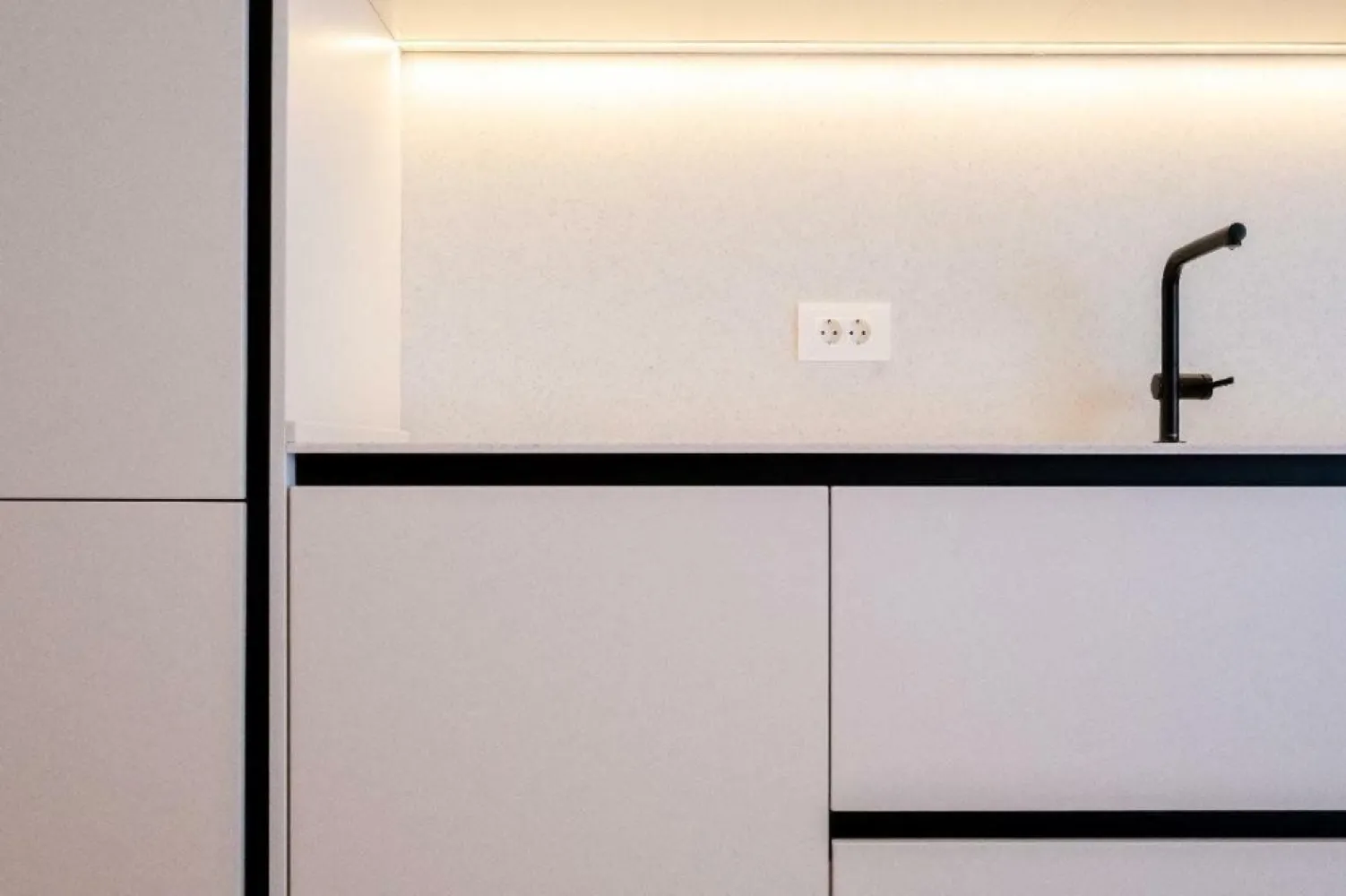 Apartament 3 CamerÄ™ Aviatiei Tower - Apartament nou construit cu vedere spre muzeul aviaţiei. Mobilat complet, parte din ansamblu Aviaţiei Tower etapa 2. Apartamentul nu a fost locuit. Apartamentul vine cu loc de parcare. Nu discut cu agenţii.