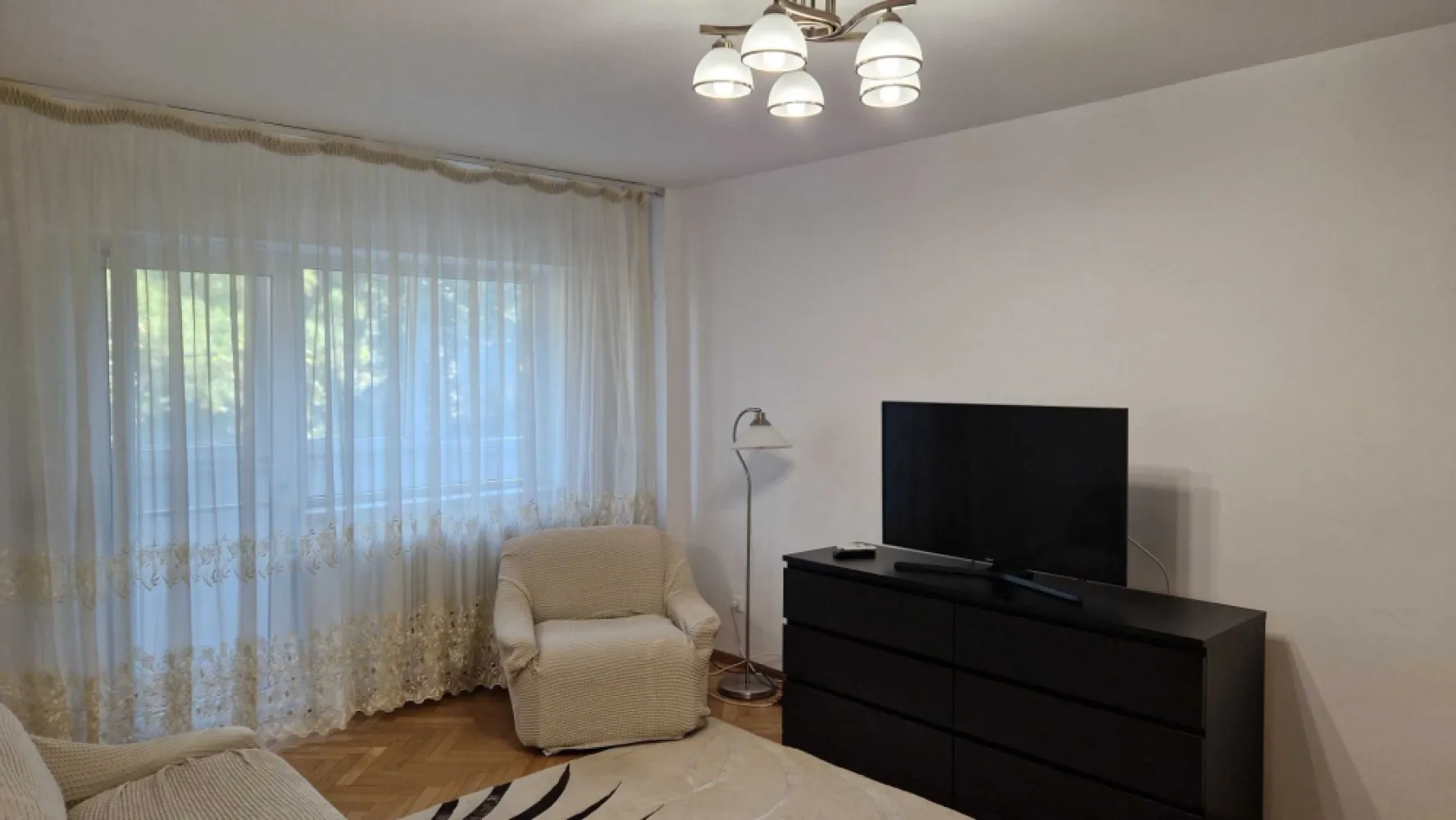 vanzare apartament 3 camere Domenii - Proprietar, vand apartament situat in cartierul Domenii, una dintre cele mai exclusiviste zone din Bucuresti, cu vedere directa la Parcul Coplilului (Ciresarii), str. Athanasie Enescu 47, 3 camere decomandate, baie+wc serviciu, etaj 2/4, suprafata utila 70 mp + 14 mp boxa depozitare 2 camere situata la subsol, constructie 1982, cadre beton armat , pereti, inclusiv compartimentari interioare din caramida, imobil reabilitat termic, proiect Vrancea (rezista la seisme de pana la 9 grade pe Richter) Finisaje calitate superioara: tamplarie exterioara PVC, usi interioare Pinum, parchet masiv stejar Apartamentul se vinde mobilat integral. Facilitati: zona rezidentiala linistita, cu spatii verzi, acces metrou 6 min de mers pe jos, unitati invatamant, zone comerciale, piata Domenii, parcul Herastrau, Arcul de Triumf, Bd Kiseleff, Parcul Universitatii Agronomie, Romexpo, spitalul Elias, spitale private.