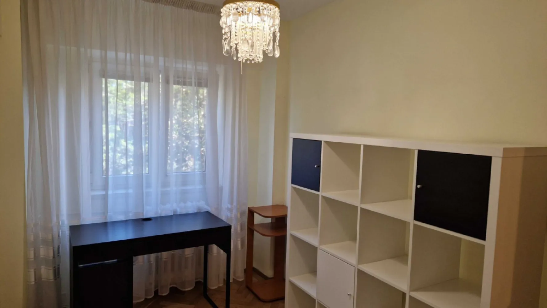 vanzare apartament 3 camere Domenii - Proprietar, vand apartament situat in cartierul Domenii, una dintre cele mai exclusiviste zone din Bucuresti, cu vedere directa la Parcul Coplilului (Ciresarii), str. Athanasie Enescu 47, 3 camere decomandate, baie+wc serviciu, etaj 2/4, suprafata utila 70 mp + 14 mp boxa depozitare 2 camere situata la subsol, constructie 1982, cadre beton armat , pereti, inclusiv compartimentari interioare din caramida, imobil reabilitat termic, proiect Vrancea (rezista la seisme de pana la 9 grade pe Richter) Finisaje calitate superioara: tamplarie exterioara PVC, usi interioare Pinum, parchet masiv stejar Apartamentul se vinde mobilat integral. Facilitati: zona rezidentiala linistita, cu spatii verzi, acces metrou 6 min de mers pe jos, unitati invatamant, zone comerciale, piata Domenii, parcul Herastrau, Arcul de Triumf, Bd Kiseleff, Parcul Universitatii Agronomie, Romexpo, spitalul Elias, spitale private.