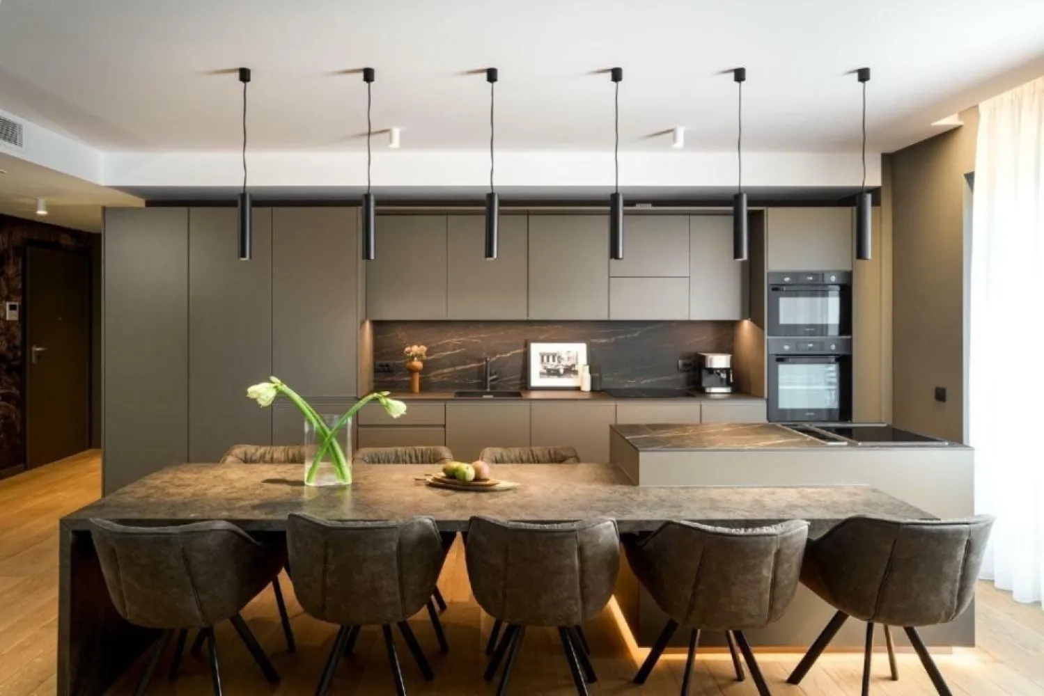 One Herastrau Towers | Apart. 3 camere | Proprietar | Mobilat | 2 Locuri Parcare - Proprietar persoana juridica, ofer spre vanzare apartament cu 3 camere, 3 bai, complet mobilat si utilat, cu 2 locuri de parcare incluse, in One Herastrau Towers, Corpul A, cu vedere spre parc. Apartamentul dispune de o zona open-space living + bucatarie spatioasa, de 68mp utili, cu suprafete vitrate largi. Apartamentul dispune de o suprafata totala construita de 162,60 mp, inclusiv 1 terasa (14 mp) si 1 balcon(10 mp). Apartamentul este inchiriat in prezent cu suma de 3.000â‚Ź net + TVA, cu un singur loc de parcare. Pretul de lista pentru apartament si cele 2 locuri de parcare in momentul achizitiei (2022) de la One a fost de 700.000â‚Ź net + TVA, inclusiv mobilier. Pretul de vanzare actual este de 599.000â‚Ź net + TVA, inclusiv 2 locuri de parcare si mobilier. Pentru detalii suplimentare nu ezitati sa ma contactati.