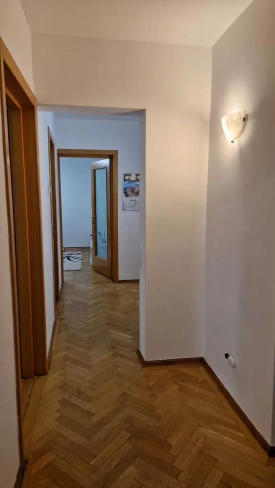 vanzare apartament 3 camere Domenii - Proprietar, vand apartament situat in cartierul Domenii, una dintre cele mai exclusiviste zone din Bucuresti, cu vedere directa la Parcul Coplilului (Ciresarii), str. Athanasie Enescu 47, 3 camere decomandate, baie+wc serviciu, etaj 2/4, suprafata utila 70 mp + 14 mp boxa depozitare 2 camere situata la subsol, constructie 1982, cadre beton armat , pereti, inclusiv compartimentari interioare din caramida, imobil reabilitat termic, proiect Vrancea (rezista la seisme de pana la 9 grade pe Richter) Finisaje calitate superioara: tamplarie exterioara PVC, usi interioare Pinum, parchet masiv stejar Apartamentul se vinde mobilat integral. Facilitati: zona rezidentiala linistita, cu spatii verzi, acces metrou 6 min de mers pe jos, unitati invatamant, zone comerciale, piata Domenii, parcul Herastrau, Arcul de Triumf, Bd Kiseleff, Parcul Universitatii Agronomie, Romexpo, spitalul Elias, spitale private.