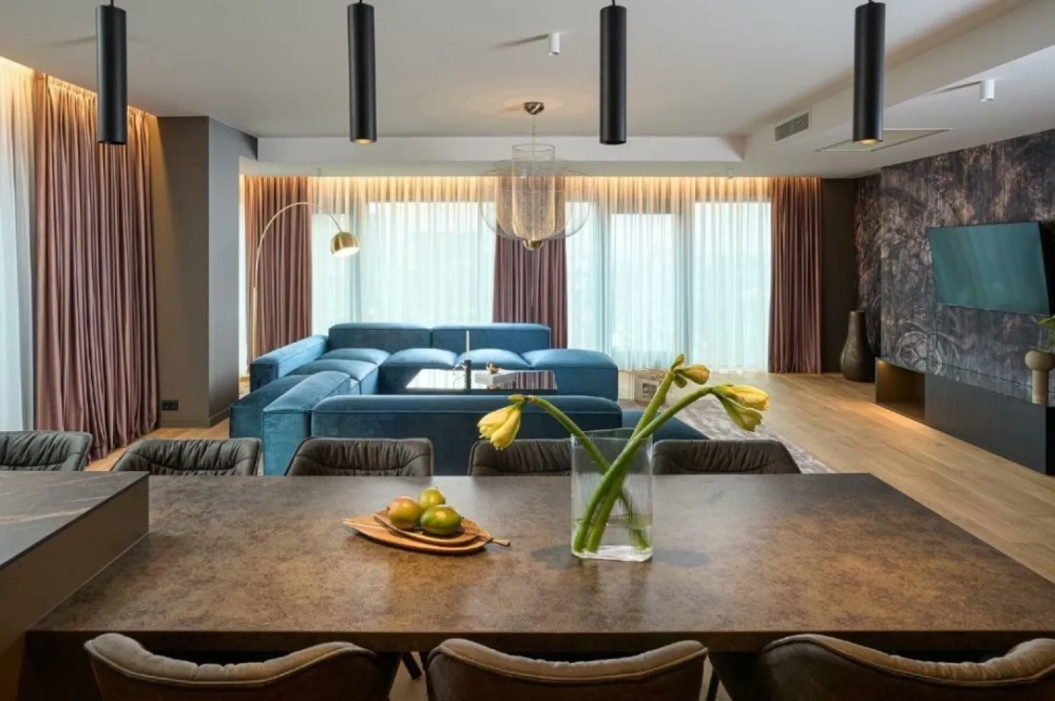 One Herastrau Towers | Apart. 3 camere | Proprietar | Mobilat | 2 Locuri Parcare - Proprietar persoana juridica, ofer spre vanzare apartament cu 3 camere, 3 bai, complet mobilat si utilat, cu 2 locuri de parcare incluse, in One Herastrau Towers, Corpul A, cu vedere spre parc. Apartamentul dispune de o zona open-space living + bucatarie spatioasa, de 68mp utili, cu suprafete vitrate largi. Apartamentul dispune de o suprafata totala construita de 162,60 mp, inclusiv 1 terasa (14 mp) si 1 balcon(10 mp). Apartamentul este inchiriat in prezent cu suma de 3.000â‚Ź net + TVA, cu un singur loc de parcare. Pretul de lista pentru apartament si cele 2 locuri de parcare in momentul achizitiei (2022) de la One a fost de 700.000â‚Ź net + TVA, inclusiv mobilier. Pretul de vanzare actual este de 599.000â‚Ź net + TVA, inclusiv 2 locuri de parcare si mobilier. Pentru detalii suplimentare nu ezitati sa ma contactati.