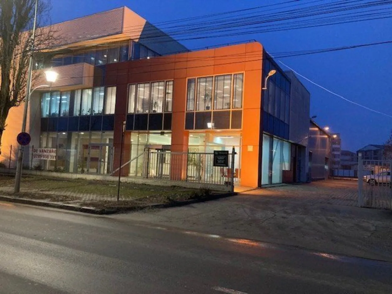 Birouri+Depozit, 1532 mp utili, aut. ISU, 2001 mp teren, apr. metrou, proprietar - Vânzare clădire impecabilă, birouri clasa A + depozit, cu deschidere directă la Bulevardul Metalurgiei, ideală ca spaţiu comercial/showroom/clinică medicală/service auto/ spatiu productie etc., compusă din două corpuri care comunică între ele. Clădirea este proiectată şi construită ca sediu pentru o firmă de vânzări online, cu call-center, sală de conferinţe, showroom şi spaţiu pentru depozitarea produselor. - corpul A: birouri/showroom/spatiu comercial P+2, 928 mp utili - corpul B: depozit/spatiu comercial, 604 mp utili, 9 m inaltime. Parterul (A+B) are o suprafata utila totala de 902 mp, etajul 1 din corpul A are o suprafata utila de 305 mp, iar etajul 2 din corpul A are o suprafata utila de 325 mp. Imobilul este într-o stare impecabilă, construit în conformitate cu toate standardele, aproape de metrou (maxim 6 min de mers pe jos), are toate avizele (inclusiv autorizatie ISU), post trafo propriu, răcire prin chiller si încălzire prin centrală termică (costuri foarte mici cu utilitatile), sală de conferinte cu 80 locuri si dotari audio-video profesionale, internet prin fibră optică, centrală telefonică cu call center, alarme de incendiu si antiefractie cu monitorizare, birouri mobilate modern, placări cu piatră naturală si lemn, mai multe grupuri sanitare (inclusiv pentru persoanele cu dizabilităti), depozit cu toate facilitătile (podea cu răsină epoxidică, trape de fum automate, sistem de încălzire cu ventiloconvectoare, etc.), care se poate transforma foarte usor în spatiu pentru birouri sau spatiu comercial, acces TIR, parcare pentru circa 20 autoturisme, teren 2001 mp (cu deschidere 40 m la Bulevardul Metalurgiei). Pe acoperişul depozitului sunt montate 74 de panouri fotovoltaice, cu o putere totală de 42,55 KW. De asemenea, există o staţie de încărcare auto HUAWEI- AC charger 3 phase 22 KW/32A. Pret vânzare 2.400.000 EUR. Cladirea este inchiriata, deci poate fi de interes si pentru potentialii investitori. Pentru detalii suplimentare sau planuri complete, vă rugăm să ne contactati telefonic.