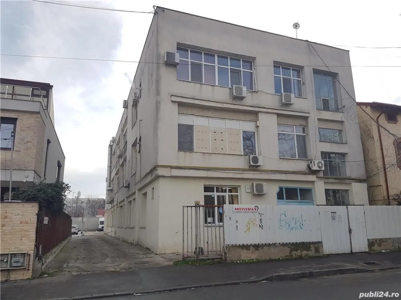 De vanzare Hala si Birouri Sector 6 Bucuresti - DIRECT PROPRIETAR, VAND DOUA CLADIRI: De vanzare doua cladiri, hala si birouri in sector 6, Bucuresti. Zona Militari - Bd. Uverturii. compuse din 2 imobile dupa cum urmeaza: Un nivel intreg in cladirea mare, constructie noua zidarie, amprenta la sol 500mp Suprafata Hala: 370 mp si Suprafata Birouri: 130 mp. SE POATE MODIFICA, NU EXISTA PERETI DE REZISTENTA!!! Cladirea a doua (in spatele cladirii mari) din constructie noua zidarie: Imobil P+1+pod, amprenta la sol 100mp + Etaj + Pod. Cele doua cladiri se pot uni intre ele. Utilitati: -curent electric 220v + 380V -inaltime libera 3.5 m sub plafon -greutate suportata de podea 1 tona pe metru patrat -contorizare separata pentru utilitati (apa, gaze, curent electric) -incalzire centrala pe gaze cu calorifere si registre cu inertie mare (1 ora de functionare mentin caldura aprox 4 ore) -apa, canalizare, grupuri sanitare, dusuri, bucatarie, etc -bucatarie -lift de marfa 2 TONE, suprafata lift 2.5m x 2m x 2m. Vizite lunare de la IFMA. Ridicarea aparaturilor de greutate mare se poate face in prezenta IFMA Imobilele sunt pretabile pentru activitati de birou, productie si depozit cu pretentii de igiena, clinica medicala, spital privat, sala evenimente S-au desfasurat in imobile urmatoarele activitati: -depozit medicamente -productie si depozit componente electronice -bucatarie centrala si catering -productie publicitara si tipografie -clinica medicala -service de motociclete
