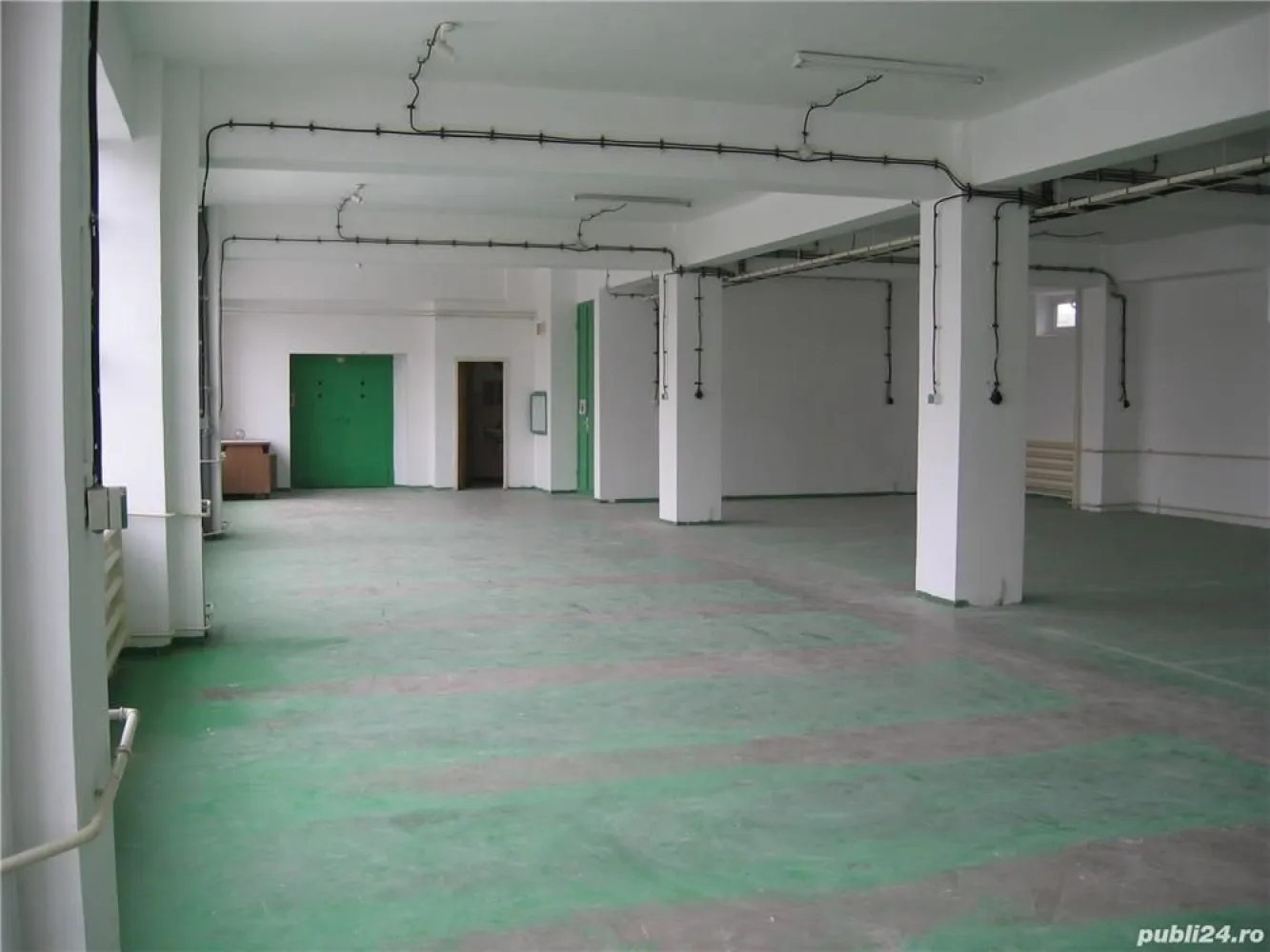 De vanzare Hala si Birouri Sector 6 Bucuresti - DIRECT PROPRIETAR, VAND DOUA CLADIRI: De vanzare doua cladiri, hala si birouri in sector 6, Bucuresti. Zona Militari - Bd. Uverturii. compuse din 2 imobile dupa cum urmeaza: Un nivel intreg in cladirea mare, constructie noua zidarie, amprenta la sol 500mp Suprafata Hala: 370 mp si Suprafata Birouri: 130 mp. SE POATE MODIFICA, NU EXISTA PERETI DE REZISTENTA!!! Cladirea a doua (in spatele cladirii mari) din constructie noua zidarie: Imobil P+1+pod, amprenta la sol 100mp + Etaj + Pod. Cele doua cladiri se pot uni intre ele. Utilitati: -curent electric 220v + 380V -inaltime libera 3.5 m sub plafon -greutate suportata de podea 1 tona pe metru patrat -contorizare separata pentru utilitati (apa, gaze, curent electric) -incalzire centrala pe gaze cu calorifere si registre cu inertie mare (1 ora de functionare mentin caldura aprox 4 ore) -apa, canalizare, grupuri sanitare, dusuri, bucatarie, etc -bucatarie -lift de marfa 2 TONE, suprafata lift 2.5m x 2m x 2m. Vizite lunare de la IFMA. Ridicarea aparaturilor de greutate mare se poate face in prezenta IFMA Imobilele sunt pretabile pentru activitati de birou, productie si depozit cu pretentii de igiena, clinica medicala, spital privat, sala evenimente S-au desfasurat in imobile urmatoarele activitati: -depozit medicamente -productie si depozit componente electronice -bucatarie centrala si catering -productie publicitara si tipografie -clinica medicala -service de motociclete