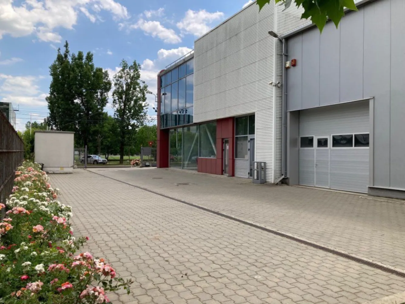 Birouri+Depozit, 1532 mp utili, aut. ISU, 2001 mp teren, apr. metrou, proprietar - Vânzare clădire impecabilă, birouri clasa A + depozit, cu deschidere directă la Bulevardul Metalurgiei, ideală ca spaţiu comercial/showroom/clinică medicală/service auto/ spatiu productie etc., compusă din două corpuri care comunică între ele. Clădirea este proiectată şi construită ca sediu pentru o firmă de vânzări online, cu call-center, sală de conferinţe, showroom şi spaţiu pentru depozitarea produselor. - corpul A: birouri/showroom/spatiu comercial P+2, 928 mp utili - corpul B: depozit/spatiu comercial, 604 mp utili, 9 m inaltime. Parterul (A+B) are o suprafata utila totala de 902 mp, etajul 1 din corpul A are o suprafata utila de 305 mp, iar etajul 2 din corpul A are o suprafata utila de 325 mp. Imobilul este într-o stare impecabilă, construit în conformitate cu toate standardele, aproape de metrou (maxim 6 min de mers pe jos), are toate avizele (inclusiv autorizatie ISU), post trafo propriu, răcire prin chiller si încălzire prin centrală termică (costuri foarte mici cu utilitatile), sală de conferinte cu 80 locuri si dotari audio-video profesionale, internet prin fibră optică, centrală telefonică cu call center, alarme de incendiu si antiefractie cu monitorizare, birouri mobilate modern, placări cu piatră naturală si lemn, mai multe grupuri sanitare (inclusiv pentru persoanele cu dizabilităti), depozit cu toate facilitătile (podea cu răsină epoxidică, trape de fum automate, sistem de încălzire cu ventiloconvectoare, etc.), care se poate transforma foarte usor în spatiu pentru birouri sau spatiu comercial, acces TIR, parcare pentru circa 20 autoturisme, teren 2001 mp (cu deschidere 40 m la Bulevardul Metalurgiei). Pe acoperişul depozitului sunt montate 74 de panouri fotovoltaice, cu o putere totală de 42,55 KW. De asemenea, există o staţie de încărcare auto HUAWEI- AC charger 3 phase 22 KW/32A. Pret vânzare 2.400.000 EUR. Cladirea este inchiriata, deci poate fi de interes si pentru potentialii investitori. Pentru detalii suplimentare sau planuri complete, vă rugăm să ne contactati telefonic.
