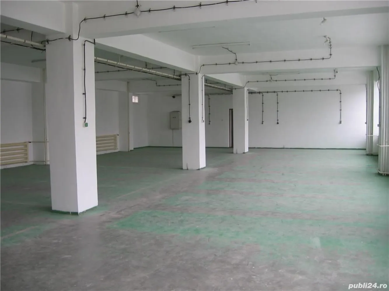 De vanzare Hala si Birouri Sector 6 Bucuresti - DIRECT PROPRIETAR, VAND DOUA CLADIRI: De vanzare doua cladiri, hala si birouri in sector 6, Bucuresti. Zona Militari - Bd. Uverturii. compuse din 2 imobile dupa cum urmeaza: Un nivel intreg in cladirea mare, constructie noua zidarie, amprenta la sol 500mp Suprafata Hala: 370 mp si Suprafata Birouri: 130 mp. SE POATE MODIFICA, NU EXISTA PERETI DE REZISTENTA!!! Cladirea a doua (in spatele cladirii mari) din constructie noua zidarie: Imobil P+1+pod, amprenta la sol 100mp + Etaj + Pod. Cele doua cladiri se pot uni intre ele. Utilitati: -curent electric 220v + 380V -inaltime libera 3.5 m sub plafon -greutate suportata de podea 1 tona pe metru patrat -contorizare separata pentru utilitati (apa, gaze, curent electric) -incalzire centrala pe gaze cu calorifere si registre cu inertie mare (1 ora de functionare mentin caldura aprox 4 ore) -apa, canalizare, grupuri sanitare, dusuri, bucatarie, etc -bucatarie -lift de marfa 2 TONE, suprafata lift 2.5m x 2m x 2m. Vizite lunare de la IFMA. Ridicarea aparaturilor de greutate mare se poate face in prezenta IFMA Imobilele sunt pretabile pentru activitati de birou, productie si depozit cu pretentii de igiena, clinica medicala, spital privat, sala evenimente S-au desfasurat in imobile urmatoarele activitati: -depozit medicamente -productie si depozit componente electronice -bucatarie centrala si catering -productie publicitara si tipografie -clinica medicala -service de motociclete
