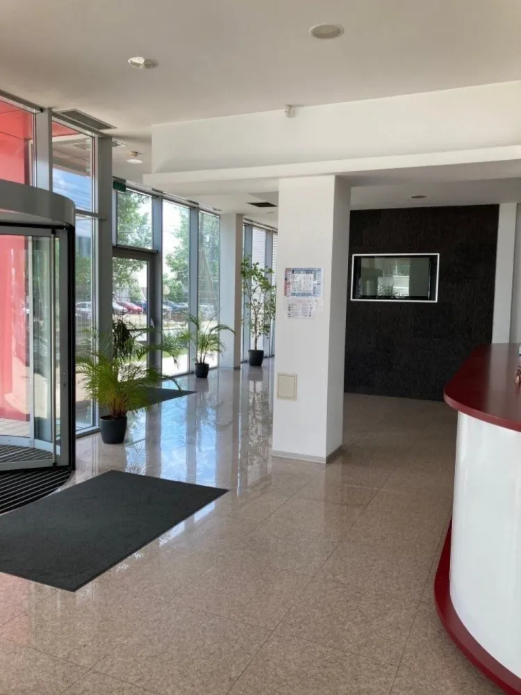 Birouri+Depozit, 1532 mp utili, aut. ISU, 2001 mp teren, apr. metrou, proprietar - Vânzare clădire impecabilă, birouri clasa A + depozit, cu deschidere directă la Bulevardul Metalurgiei, ideală ca spaţiu comercial/showroom/clinică medicală/service auto/ spatiu productie etc., compusă din două corpuri care comunică între ele. Clădirea este proiectată şi construită ca sediu pentru o firmă de vânzări online, cu call-center, sală de conferinţe, showroom şi spaţiu pentru depozitarea produselor. - corpul A: birouri/showroom/spatiu comercial P+2, 928 mp utili - corpul B: depozit/spatiu comercial, 604 mp utili, 9 m inaltime. Parterul (A+B) are o suprafata utila totala de 902 mp, etajul 1 din corpul A are o suprafata utila de 305 mp, iar etajul 2 din corpul A are o suprafata utila de 325 mp. Imobilul este într-o stare impecabilă, construit în conformitate cu toate standardele, aproape de metrou (maxim 6 min de mers pe jos), are toate avizele (inclusiv autorizatie ISU), post trafo propriu, răcire prin chiller si încălzire prin centrală termică (costuri foarte mici cu utilitatile), sală de conferinte cu 80 locuri si dotari audio-video profesionale, internet prin fibră optică, centrală telefonică cu call center, alarme de incendiu si antiefractie cu monitorizare, birouri mobilate modern, placări cu piatră naturală si lemn, mai multe grupuri sanitare (inclusiv pentru persoanele cu dizabilităti), depozit cu toate facilitătile (podea cu răsină epoxidică, trape de fum automate, sistem de încălzire cu ventiloconvectoare, etc.), care se poate transforma foarte usor în spatiu pentru birouri sau spatiu comercial, acces TIR, parcare pentru circa 20 autoturisme, teren 2001 mp (cu deschidere 40 m la Bulevardul Metalurgiei). Pe acoperişul depozitului sunt montate 74 de panouri fotovoltaice, cu o putere totală de 42,55 KW. De asemenea, există o staţie de încărcare auto HUAWEI- AC charger 3 phase 22 KW/32A. Pret vânzare 2.400.000 EUR. Cladirea este inchiriata, deci poate fi de interes si pentru potentialii investitori. Pentru detalii suplimentare sau planuri complete, vă rugăm să ne contactati telefonic.