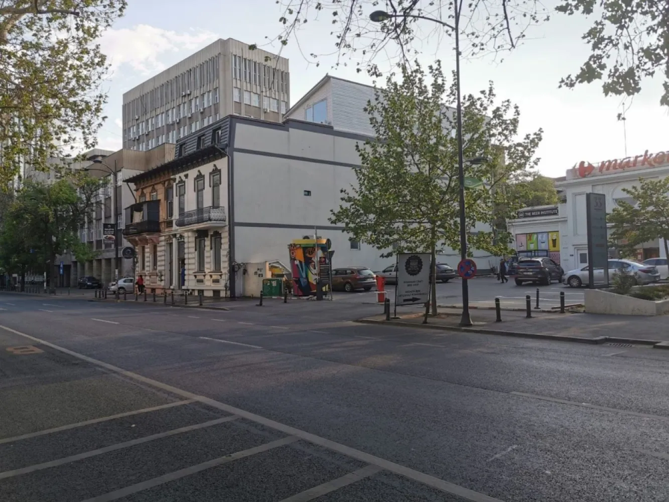 Vanzare Centru de copiere complet echipat, lângă facultatea Ase Romana - Se vinde Centru de Copiere, brandul Tuchi. Vechimea activității este de 24 de ani, se preda afacerea cu aparatura , clienți, contracte în desfășurare, vad asigurat de birourile, de școlile din jur și de facultatea ASE care este lângă acest centru, ( cea mai mica distanta posibila fata de orice alta locatie) Serviciile se pot diversifica, deoarece serviciile noastre nu sunt schimbate de 24 de ani. Se poate combina aceeași activitate cu servicii mult mai diversificate si din mediul tipografic, chiar cu o cafenea cocheta. Serviciile sunt de Multiplicare documente Printare documente Îndosariere Laminare Scanare Coperti de diploma Papetarie Carti de vizita Se preda un spațiu de 80 mp, se achita lunar chiria, aceasta chirie a fost lejer acoperita în perioada pandemiei când birourile, școlile și facultățile nu au funcționat, insa vadul este foarte dinamic și asigura lejer toate cheltuielile lunare fixe în orice situație economica. Aceasta perioada a pandemiei a certificat supraviețuirea brandului fără aportul școlilor și al firmelor întrate în colaps, pentru o perioada de 2 ani. Chiria este de 1700 euro pe luna, o chirie mai mica raportata la spatiile comerciale din zona. Strada Dorobanților 27 colt cu strada Maior Dimitrie Giurescu, lângă Ase Cibernetica Prețul de preluare poate fi influențat dacă nu sunt necesare toate echipamentele si stocurile pe care spațiul comercial le deține, deci o oferta de pret se poate gandi doar dupa ce cumparatorul apreciaza care sunt nevoile sale. Poate pleca de la 10000 de euro. Ideal pentru o activitate similara adaptata la noile tendinte.