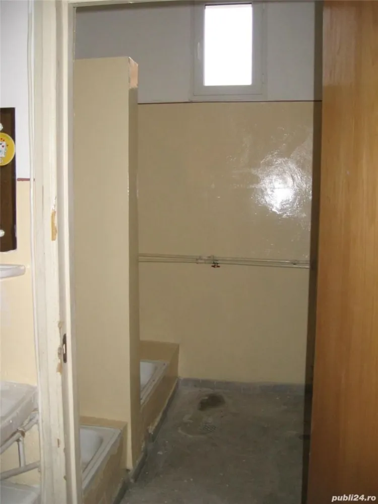 De vanzare Hala si Birouri Sector 6 Bucuresti - DIRECT PROPRIETAR, VAND DOUA CLADIRI: De vanzare doua cladiri, hala si birouri in sector 6, Bucuresti. Zona Militari - Bd. Uverturii. compuse din 2 imobile dupa cum urmeaza: Un nivel intreg in cladirea mare, constructie noua zidarie, amprenta la sol 500mp Suprafata Hala: 370 mp si Suprafata Birouri: 130 mp. SE POATE MODIFICA, NU EXISTA PERETI DE REZISTENTA!!! Cladirea a doua (in spatele cladirii mari) din constructie noua zidarie: Imobil P+1+pod, amprenta la sol 100mp + Etaj + Pod. Cele doua cladiri se pot uni intre ele. Utilitati: -curent electric 220v + 380V -inaltime libera 3.5 m sub plafon -greutate suportata de podea 1 tona pe metru patrat -contorizare separata pentru utilitati (apa, gaze, curent electric) -incalzire centrala pe gaze cu calorifere si registre cu inertie mare (1 ora de functionare mentin caldura aprox 4 ore) -apa, canalizare, grupuri sanitare, dusuri, bucatarie, etc -bucatarie -lift de marfa 2 TONE, suprafata lift 2.5m x 2m x 2m. Vizite lunare de la IFMA. Ridicarea aparaturilor de greutate mare se poate face in prezenta IFMA Imobilele sunt pretabile pentru activitati de birou, productie si depozit cu pretentii de igiena, clinica medicala, spital privat, sala evenimente S-au desfasurat in imobile urmatoarele activitati: -depozit medicamente -productie si depozit componente electronice -bucatarie centrala si catering -productie publicitara si tipografie -clinica medicala -service de motociclete