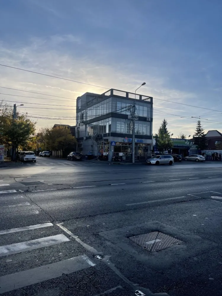 Cladire Comerciala Sector 1 Stradal Sos Chitilei / Commercial Building - Direct Proprietar Rugam Anunţul sa nu fie preluat de Agenţii . Sector 1 , Şoseaua Chitilei 143 , Stradal , Cadastru , Intabulare , Recepție . Toate actele la zi . Ținem să menționăm ca acest imobil are un vad comercial stradal excelent . Se vinde Imobil Clădire Comercială cu structura Metalică tip OPEN space pe fiecare etaj : respectiv 140mp/etaj parter , etaj 1 , etaj 2 plus ; -subsol 2 camere aproximativ 40-45mp aerisit constant , -terasa circulabila şi mansardabila aproximativ 100mp care nu sunt adăugaţi . -adiacent terasei , camera de birou aproximativ 40mp , cu baie wc şi dus separat doar pentru birou . -structura metalică , fiecare etaj poate fi modular şi openspace . Structura metalică proiectata și raportată pentru mai multe etaje . Pretabil : Sediu Banca , Clinica Medicala , Showroom , FastFood , Atelier , Data Center , Birouri . Clădirea modulara se poate împarţi precum ; Avem doua uşi de acces pe lateralul imobilului plus intrarea principala de acces prin fata . Avem doua scări interioare pentru fiecare usa de acces şi etaj . -Astfel Parterul plus Etajul 1 fiind separat de Etaj 2 plus terasa şi Camera Birou de pe terasa . Avantaje : -Stradal/Central Şoseaua Chitilei cu deschidere pe doua străzi - Doua Puncte de Curent Trifazic putere totala de consum 180kw . 60kw/Per faza/3 faze . -Doua puncte de gaz , doua contoare separate . -Doua Centrale Termice - 3 intrări de acces -Posibilitate Extindere şi Mansardare -Terasa totala 140mp pentru panouri FotoVoltaice , -Locuri de parcare facile , -Fiecare etaj vine cu ; Wc'uri , Dusuri , camere de schimb , camere tehnice , -Bucatarie Functionala si utilata la Etajele Superioare . For sale Commercial Building 450sqm situated in Sector 1 Soseaua Chitilei 143 , The building has metallic structure , modular and open space , 140sqm on each floor , we have Ground Floor 140sqm , First Floor 140sqm , Second Floor 140sqm , Office Room with Private Toilet and Shower another 40sqm , Open Terrace 100sqm and two Basement rooms with another 40sqm . Facilities; -Two Electrical Contracts with total power consumption up to 180kw -Two Gas contracts with two separate thermic stations -3 points of acces , one of the Main Street and another two from the lateral . -Two separate stairs / this can give the possibility of separating the floors between them without affecting one floor with another . -Each Floor has its own heating system , technical rooms, separate bathrooms, showers , change rooms , -Fully functional Kitchen for the Upper Floors . -Strong Metalic Structure which can hold strong earthquakes -Big Open Terrace ideal for Solar Panels 140sqm -Parking Spaces , -Best Location Near Bus Station , Subway . We can give furthermore Information also in French and Arabic .