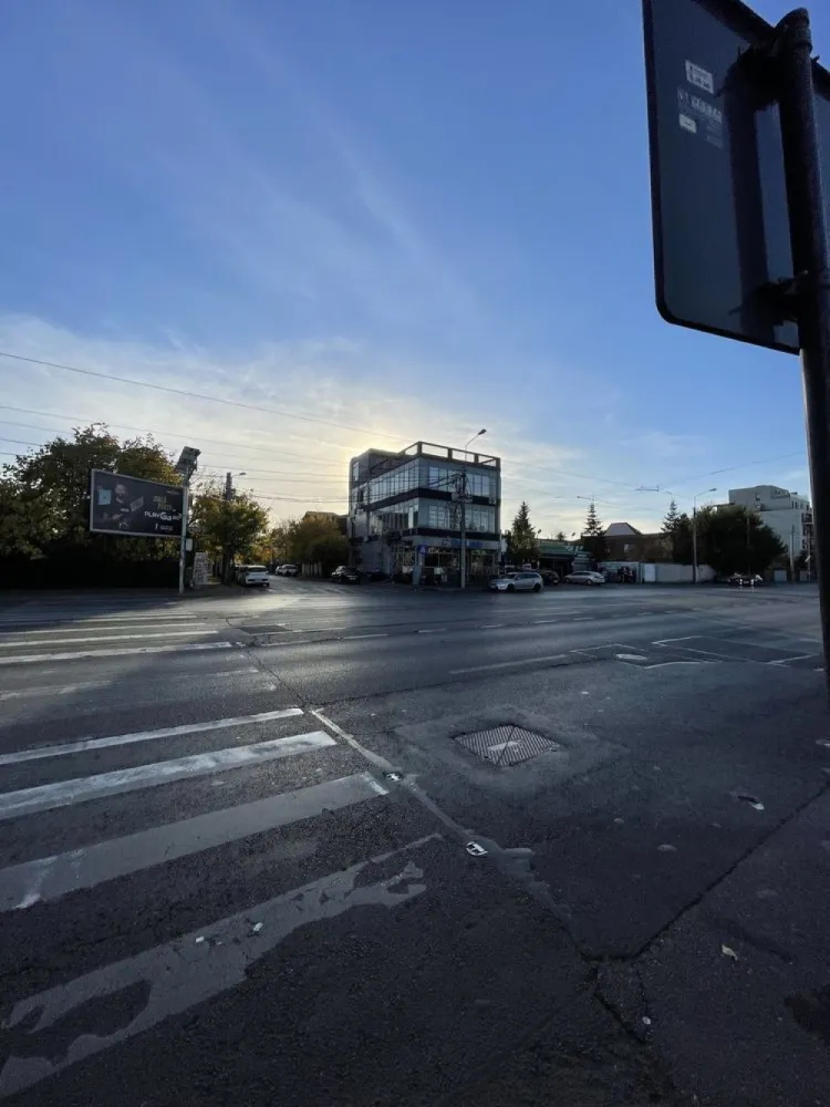 Cladire Comerciala Sector 1 Stradal Sos Chitilei / Commercial Building - Direct Proprietar Rugam Anunţul sa nu fie preluat de Agenţii . Sector 1 , Şoseaua Chitilei 143 , Stradal , Cadastru , Intabulare , Recepție . Toate actele la zi . Ținem să menționăm ca acest imobil are un vad comercial stradal excelent . Se vinde Imobil Clădire Comercială cu structura Metalică tip OPEN space pe fiecare etaj : respectiv 140mp/etaj parter , etaj 1 , etaj 2 plus ; -subsol 2 camere aproximativ 40-45mp aerisit constant , -terasa circulabila şi mansardabila aproximativ 100mp care nu sunt adăugaţi . -adiacent terasei , camera de birou aproximativ 40mp , cu baie wc şi dus separat doar pentru birou . -structura metalică , fiecare etaj poate fi modular şi openspace . Structura metalică proiectata și raportată pentru mai multe etaje . Pretabil : Sediu Banca , Clinica Medicala , Showroom , FastFood , Atelier , Data Center , Birouri . Clădirea modulara se poate împarţi precum ; Avem doua uşi de acces pe lateralul imobilului plus intrarea principala de acces prin fata . Avem doua scări interioare pentru fiecare usa de acces şi etaj . -Astfel Parterul plus Etajul 1 fiind separat de Etaj 2 plus terasa şi Camera Birou de pe terasa . Avantaje : -Stradal/Central Şoseaua Chitilei cu deschidere pe doua străzi - Doua Puncte de Curent Trifazic putere totala de consum 180kw . 60kw/Per faza/3 faze . -Doua puncte de gaz , doua contoare separate . -Doua Centrale Termice - 3 intrări de acces -Posibilitate Extindere şi Mansardare -Terasa totala 140mp pentru panouri FotoVoltaice , -Locuri de parcare facile , -Fiecare etaj vine cu ; Wc'uri , Dusuri , camere de schimb , camere tehnice , -Bucatarie Functionala si utilata la Etajele Superioare . For sale Commercial Building 450sqm situated in Sector 1 Soseaua Chitilei 143 , The building has metallic structure , modular and open space , 140sqm on each floor , we have Ground Floor 140sqm , First Floor 140sqm , Second Floor 140sqm , Office Room with Private Toilet and Shower another 40sqm , Open Terrace 100sqm and two Basement rooms with another 40sqm . Facilities; -Two Electrical Contracts with total power consumption up to 180kw -Two Gas contracts with two separate thermic stations -3 points of acces , one of the Main Street and another two from the lateral . -Two separate stairs / this can give the possibility of separating the floors between them without affecting one floor with another . -Each Floor has its own heating system , technical rooms, separate bathrooms, showers , change rooms , -Fully functional Kitchen for the Upper Floors . -Strong Metalic Structure which can hold strong earthquakes -Big Open Terrace ideal for Solar Panels 140sqm -Parking Spaces , -Best Location Near Bus Station , Subway . We can give furthermore Information also in French and Arabic .