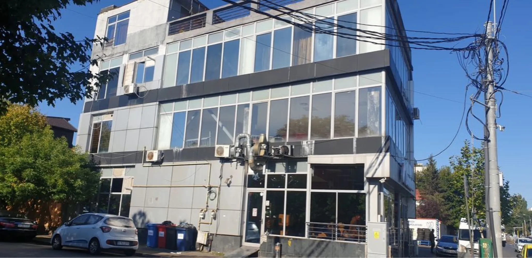 Cladire Comerciala Sector 1 Stradal Sos Chitilei / Commercial Building - Direct Proprietar Rugam Anunţul sa nu fie preluat de Agenţii . Sector 1 , Şoseaua Chitilei 143 , Stradal , Cadastru , Intabulare , Recepție . Toate actele la zi . Ținem să menționăm ca acest imobil are un vad comercial stradal excelent . Se vinde Imobil Clădire Comercială cu structura Metalică tip OPEN space pe fiecare etaj : respectiv 140mp/etaj parter , etaj 1 , etaj 2 plus ; -subsol 2 camere aproximativ 40-45mp aerisit constant , -terasa circulabila şi mansardabila aproximativ 100mp care nu sunt adăugaţi . -adiacent terasei , camera de birou aproximativ 40mp , cu baie wc şi dus separat doar pentru birou . -structura metalică , fiecare etaj poate fi modular şi openspace . Structura metalică proiectata și raportată pentru mai multe etaje . Pretabil : Sediu Banca , Clinica Medicala , Showroom , FastFood , Atelier , Data Center , Birouri . Clădirea modulara se poate împarţi precum ; Avem doua uşi de acces pe lateralul imobilului plus intrarea principala de acces prin fata . Avem doua scări interioare pentru fiecare usa de acces şi etaj . -Astfel Parterul plus Etajul 1 fiind separat de Etaj 2 plus terasa şi Camera Birou de pe terasa . Avantaje : -Stradal/Central Şoseaua Chitilei cu deschidere pe doua străzi - Doua Puncte de Curent Trifazic putere totala de consum 180kw . 60kw/Per faza/3 faze . -Doua puncte de gaz , doua contoare separate . -Doua Centrale Termice - 3 intrări de acces -Posibilitate Extindere şi Mansardare -Terasa totala 140mp pentru panouri FotoVoltaice , -Locuri de parcare facile , -Fiecare etaj vine cu ; Wc'uri , Dusuri , camere de schimb , camere tehnice , -Bucatarie Functionala si utilata la Etajele Superioare . For sale Commercial Building 450sqm situated in Sector 1 Soseaua Chitilei 143 , The building has metallic structure , modular and open space , 140sqm on each floor , we have Ground Floor 140sqm , First Floor 140sqm , Second Floor 140sqm , Office Room with Private Toilet and Shower another 40sqm , Open Terrace 100sqm and two Basement rooms with another 40sqm . Facilities; -Two Electrical Contracts with total power consumption up to 180kw -Two Gas contracts with two separate thermic stations -3 points of acces , one of the Main Street and another two from the lateral . -Two separate stairs / this can give the possibility of separating the floors between them without affecting one floor with another . -Each Floor has its own heating system , technical rooms, separate bathrooms, showers , change rooms , -Fully functional Kitchen for the Upper Floors . -Strong Metalic Structure which can hold strong earthquakes -Big Open Terrace ideal for Solar Panels 140sqm -Parking Spaces , -Best Location Near Bus Station , Subway . We can give furthermore Information also in French and Arabic .