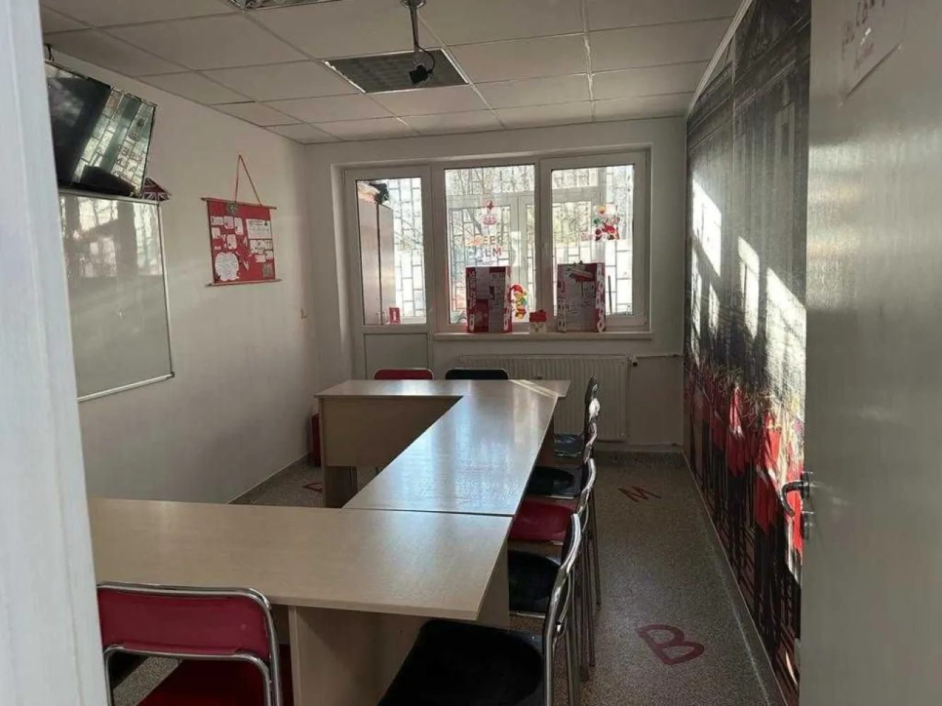Spatiu Comercial, Spatiu birouri Drumul Taberei, Bd Timisoara - Spatiu Comercial, Spatiu de Birouri in Bd. Timisoara, aproape de Plaza Romania, 5 minute de metrou Tudor Vladimirescu, intrare separata din Bd. Timisoara. Toate modificarile inclusiv intrarea au autorizatie de construire, receptie si intabulare. Usi cu ca yala Mottura atat la intrarea principala cat si la intrarea din scara blocului. Ideal pentru Notariat, Salon Infrumusetare, Cabinet Stomatologic, Spatiu birouri firma, etc.