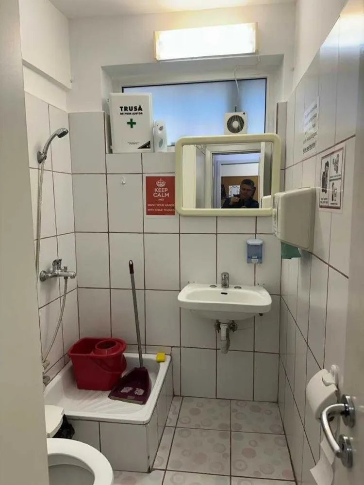 Spatiu Comercial, Spatiu birouri Drumul Taberei, Bd Timisoara - Spatiu Comercial, Spatiu de Birouri in Bd. Timisoara, aproape de Plaza Romania, 5 minute de metrou Tudor Vladimirescu, intrare separata din Bd. Timisoara. Toate modificarile inclusiv intrarea au autorizatie de construire, receptie si intabulare. Usi cu ca yala Mottura atat la intrarea principala cat si la intrarea din scara blocului. Ideal pentru Notariat, Salon Infrumusetare, Cabinet Stomatologic, Spatiu birouri firma, etc.