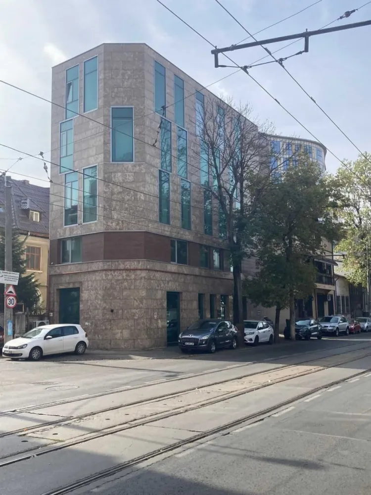 Cladire Birouri Bd. Ferdinand - Cladirea este situata pe Bd. Ferdinand , nr.70 , S+P+4 , teren aferent 186 mp , construita in anul 2015 cu materiale si finisaje de cea mai buna calitate . Cladirea este inchiriata si dispune de urmatoarele facilitati : - sistem de supraveghere interior & exterior; - video- interfon ; - sistem anti-incendiu ; - sistem de alarma pe fiecare etaj; - 2 locuri de parcare cu statie de incarcare pt masini electrice; La parter dispunem de 86,32 mp , iar la etajele 1,2,3&4 avem 111,60 mp . La subsol exista un spatiu mare pentru depozitare , o camera tehnica , o mica chicineta si o toaleta. Pentru mai multe detalii ma puteti contacta oricand .