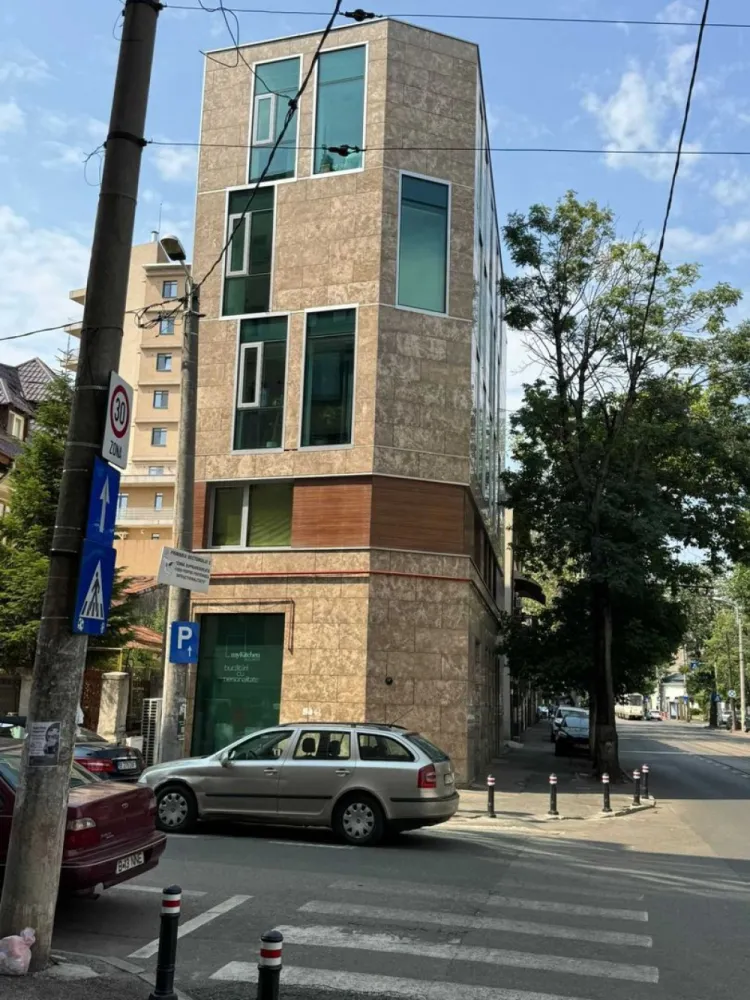Cladire Birouri Bd. Ferdinand - Cladirea este situata pe Bd. Ferdinand , nr.70 , S+P+4 , teren aferent 186 mp , construita in anul 2015 cu materiale si finisaje de cea mai buna calitate . Cladirea este inchiriata si dispune de urmatoarele facilitati : - sistem de supraveghere interior & exterior; - video- interfon ; - sistem anti-incendiu ; - sistem de alarma pe fiecare etaj; - 2 locuri de parcare cu statie de incarcare pt masini electrice; La parter dispunem de 86,32 mp , iar la etajele 1,2,3&4 avem 111,60 mp . La subsol exista un spatiu mare pentru depozitare , o camera tehnica , o mica chicineta si o toaleta. Pentru mai multe detalii ma puteti contacta oricand .