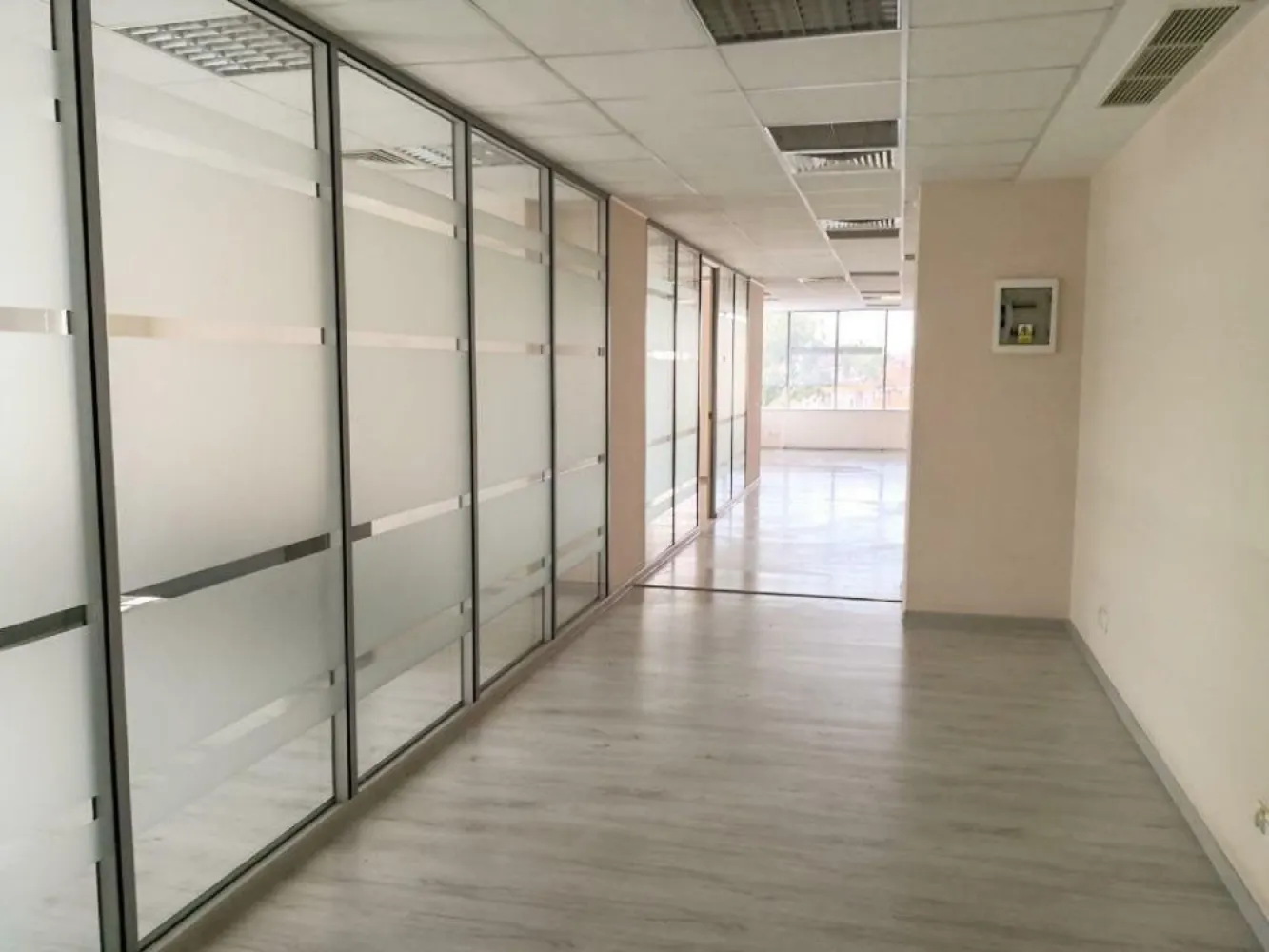 Spatiu birou de vanzare etaj 4 Grozavesti langa metrou - Va propunem un spatiu de birou situat langa metrou Grozavesti Acest spatiu de birouri situat la 3 minute de metrou Grozavesti, intr-o zona cu acces facil la transportul in comun si punctele de interes principale. Spatiul este compartimentat si se afla la etajul 4 al cladirii. Suprafata este de 220 mp . IDEAL PENTRU INVESTITIE: spatiul are deja chiriasi, cu o perioada contractuala de 3 ani.