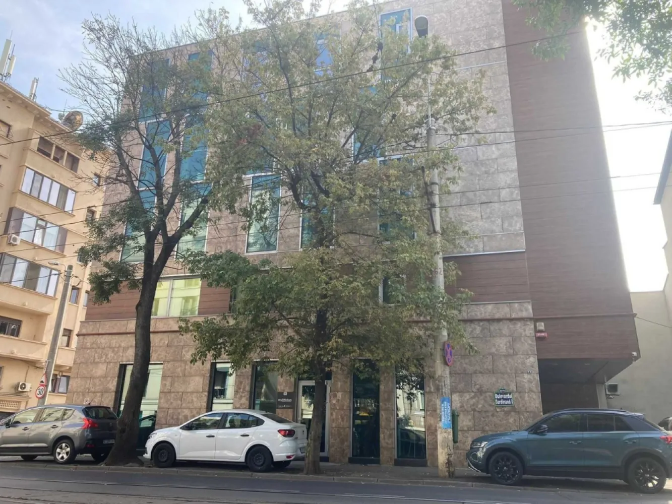 Cladire Birouri Bd. Ferdinand - Cladirea este situata pe Bd. Ferdinand , nr.70 , S+P+4 , teren aferent 186 mp , construita in anul 2015 cu materiale si finisaje de cea mai buna calitate . Cladirea este inchiriata si dispune de urmatoarele facilitati : - sistem de supraveghere interior & exterior; - video- interfon ; - sistem anti-incendiu ; - sistem de alarma pe fiecare etaj; - 2 locuri de parcare cu statie de incarcare pt masini electrice; La parter dispunem de 86,32 mp , iar la etajele 1,2,3&4 avem 111,60 mp . La subsol exista un spatiu mare pentru depozitare , o camera tehnica , o mica chicineta si o toaleta. Pentru mai multe detalii ma puteti contacta oricand .