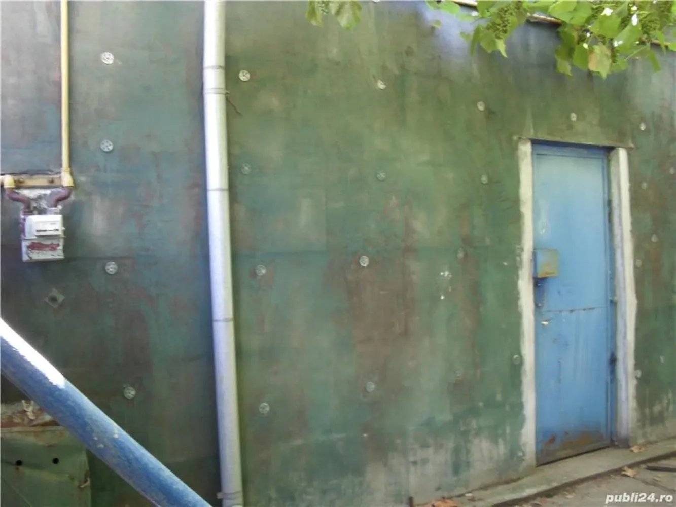 Teren si hala mica industriala zona Fundeni-Colentina- Doboesti - Hala mica 100mp inaltime 3m si teren800 mp,curent 380v ( putere instalare7kv) apa canal,gaze,fintina,hala betonata si rampa auto interioara, tablou si linii electrice instalate ptr.380v Str. necirculata intens (infundata) asfaltataVecinatati cu gard de beton.Deschidere 13m,ideala si constructii.