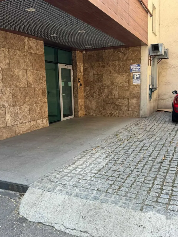 Cladire Birouri Bd. Ferdinand - Cladirea este situata pe Bd. Ferdinand , nr.70 , S+P+4 , teren aferent 186 mp , construita in anul 2015 cu materiale si finisaje de cea mai buna calitate . Cladirea este inchiriata si dispune de urmatoarele facilitati : - sistem de supraveghere interior & exterior; - video- interfon ; - sistem anti-incendiu ; - sistem de alarma pe fiecare etaj; - 2 locuri de parcare cu statie de incarcare pt masini electrice; La parter dispunem de 86,32 mp , iar la etajele 1,2,3&4 avem 111,60 mp . La subsol exista un spatiu mare pentru depozitare , o camera tehnica , o mica chicineta si o toaleta. Pentru mai multe detalii ma puteti contacta oricand .
