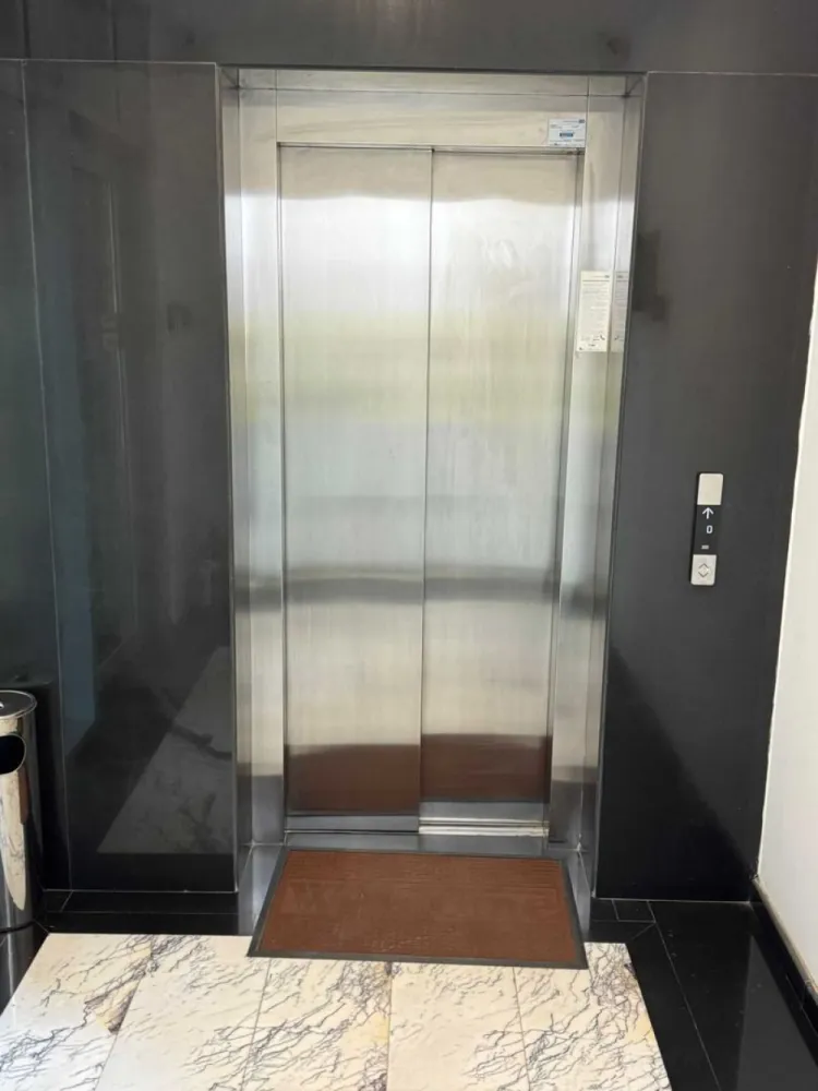 Cladire Birouri Bd. Ferdinand - Cladirea este situata pe Bd. Ferdinand , nr.70 , S+P+4 , teren aferent 186 mp , construita in anul 2015 cu materiale si finisaje de cea mai buna calitate . Cladirea este inchiriata si dispune de urmatoarele facilitati : - sistem de supraveghere interior & exterior; - video- interfon ; - sistem anti-incendiu ; - sistem de alarma pe fiecare etaj; - 2 locuri de parcare cu statie de incarcare pt masini electrice; La parter dispunem de 86,32 mp , iar la etajele 1,2,3&4 avem 111,60 mp . La subsol exista un spatiu mare pentru depozitare , o camera tehnica , o mica chicineta si o toaleta. Pentru mai multe detalii ma puteti contacta oricand .