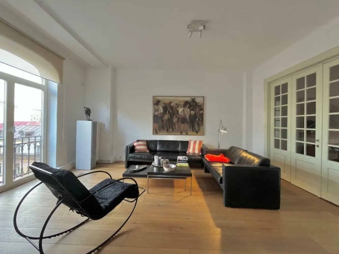 Apartament mare, luminos si stilat langa Cismigiu - sector 1. - Clădire istorică, doua balcoane, lift, living orientat spre sud, parchet masiv de stejar (nou), ferestre de înaltă calitate (nou), cablu fibră optică, incalzire pe gaz, aer condiţionat. Renovare generală acum cinci ani. Proprietarul este un german expat care pleacă din Bucureşti. Spacious, bright and stylish apartment near Cişmigiu park (sector 1) Historic building, two balconies, elevator, south-facing living room, solid oak hardwood floors (new), high quality windows (new), fiber optic cable, gas heating, air conditioning. General renovation five years ago. The owner is a German expat leaving Bucharest.