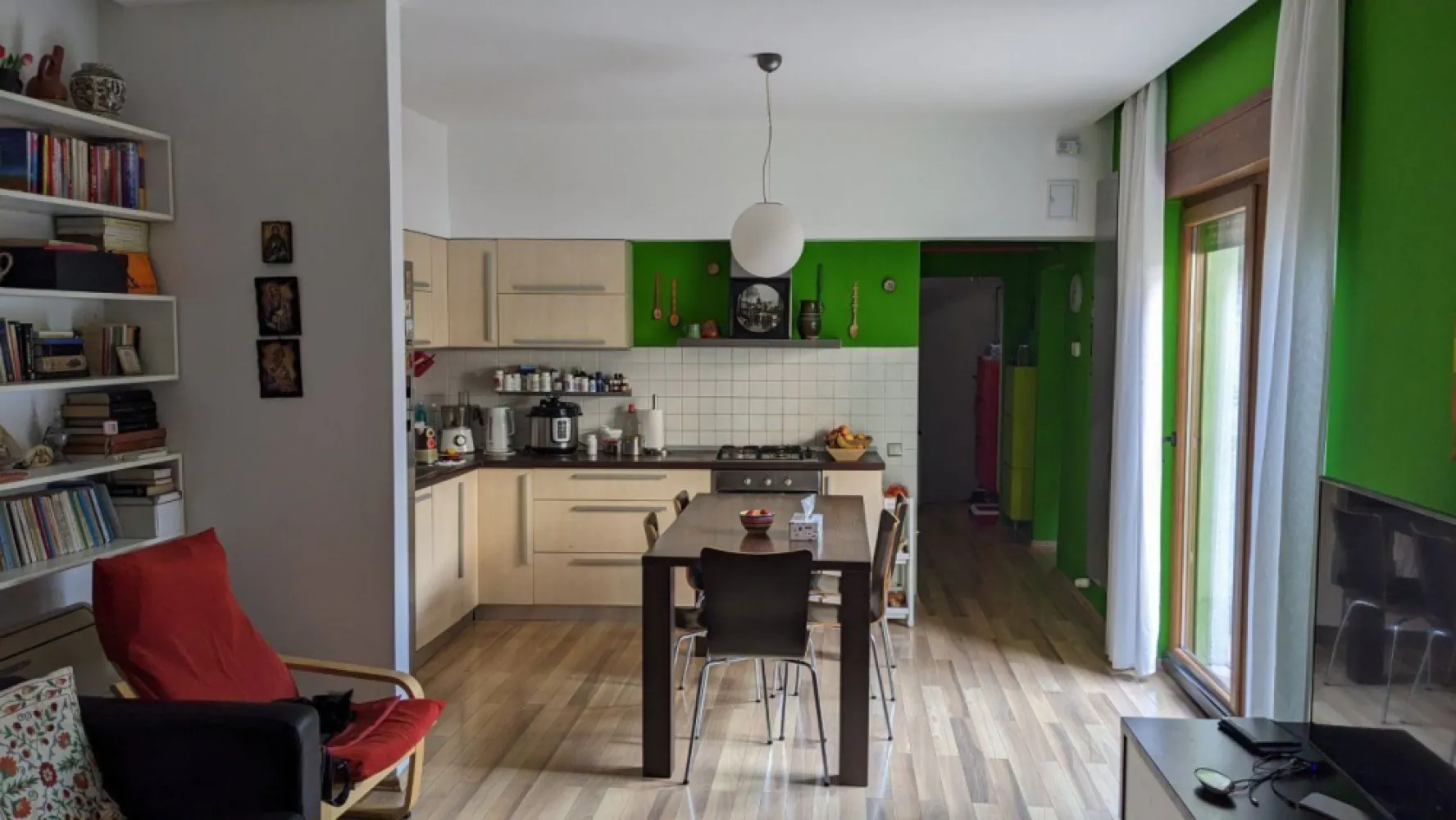Proprietar, vand casa in Bucuresti langa Piata Alba Iulia, 168 mp utili - De vanzare casa locuita pe o strada linistita, intre Piata Alba Iulia si Calea Calarasi. Casa are curte proprie (32 mp) care nu este la strada, aflata intr-o curte mai mare cu alte 3 proprietati, fiecare cu curte proprie. Casa a fost construita in 1940 si consolidata / reamenjata in 2011. La parter (70.5 mp utili) avem holul de intrare, un dormitor mare, o sufragerie si bucatarie deschisa, un dormitor/birou mic, o baie mare si una mica . La etaj avem o camera de trecere, o sufragerie, un dormitor mare si doua dormitoare/birouri mici (72.3 mp utili). La subsol avem doua camere cu spatii de depozitare si tehnice (25.6 mp). Casa este potrivita pentru o familie cu copii, datorita numarului de camere. Nu are loc de parcare dedicat, dar exista loc de parcare nenominal pentru care se plateste taxa, conform reglementarilor locale in sectorul 3. Casa are multe spatii de depozitare, este dotata cu aer conditionat si centrala termica pe gaze. Se vinde mobilata complet. Casa mai are o anexa de 15 mp (inscrisa drept garaj, insa accesul e greoi, si este folosita pentru depozitare).