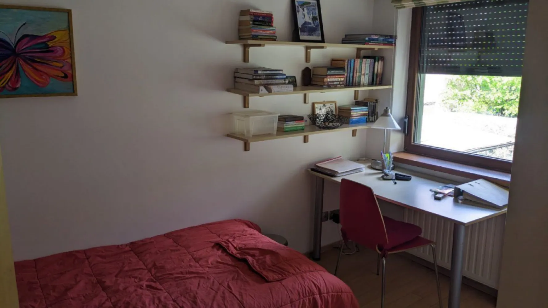 Proprietar, vand casa in Bucuresti langa Piata Alba Iulia, 168 mp utili - De vanzare casa locuita pe o strada linistita, intre Piata Alba Iulia si Calea Calarasi. Casa are curte proprie (32 mp) care nu este la strada, aflata intr-o curte mai mare cu alte 3 proprietati, fiecare cu curte proprie. Casa a fost construita in 1940 si consolidata / reamenjata in 2011. La parter (70.5 mp utili) avem holul de intrare, un dormitor mare, o sufragerie si bucatarie deschisa, un dormitor/birou mic, o baie mare si una mica . La etaj avem o camera de trecere, o sufragerie, un dormitor mare si doua dormitoare/birouri mici (72.3 mp utili). La subsol avem doua camere cu spatii de depozitare si tehnice (25.6 mp). Casa este potrivita pentru o familie cu copii, datorita numarului de camere. Nu are loc de parcare dedicat, dar exista loc de parcare nenominal pentru care se plateste taxa, conform reglementarilor locale in sectorul 3. Casa are multe spatii de depozitare, este dotata cu aer conditionat si centrala termica pe gaze. Se vinde mobilata complet. Casa mai are o anexa de 15 mp (inscrisa drept garaj, insa accesul e greoi, si este folosita pentru depozitare).