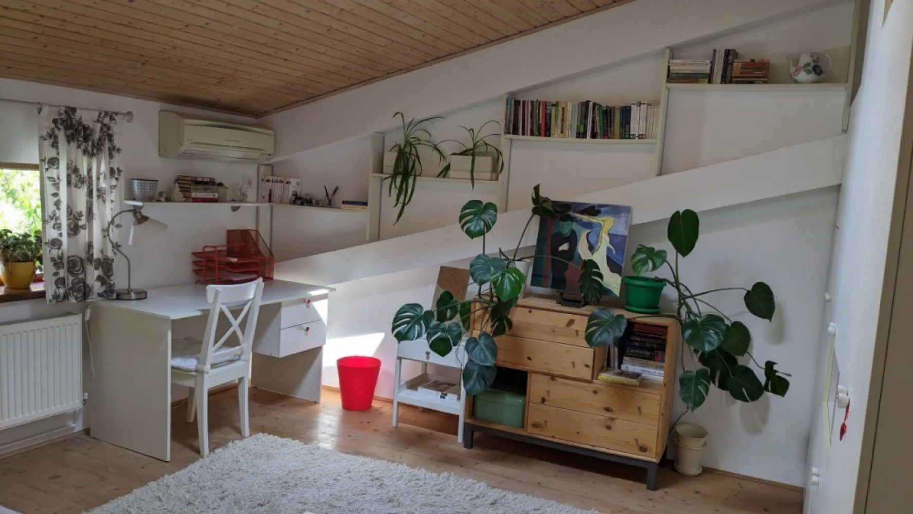 Proprietar, vand casa in Bucuresti langa Piata Alba Iulia, 168 mp utili - De vanzare casa locuita pe o strada linistita, intre Piata Alba Iulia si Calea Calarasi. Casa are curte proprie (32 mp) care nu este la strada, aflata intr-o curte mai mare cu alte 3 proprietati, fiecare cu curte proprie. Casa a fost construita in 1940 si consolidata / reamenjata in 2011. La parter (70.5 mp utili) avem holul de intrare, un dormitor mare, o sufragerie si bucatarie deschisa, un dormitor/birou mic, o baie mare si una mica . La etaj avem o camera de trecere, o sufragerie, un dormitor mare si doua dormitoare/birouri mici (72.3 mp utili). La subsol avem doua camere cu spatii de depozitare si tehnice (25.6 mp). Casa este potrivita pentru o familie cu copii, datorita numarului de camere. Nu are loc de parcare dedicat, dar exista loc de parcare nenominal pentru care se plateste taxa, conform reglementarilor locale in sectorul 3. Casa are multe spatii de depozitare, este dotata cu aer conditionat si centrala termica pe gaze. Se vinde mobilata complet. Casa mai are o anexa de 15 mp (inscrisa drept garaj, insa accesul e greoi, si este folosita pentru depozitare).