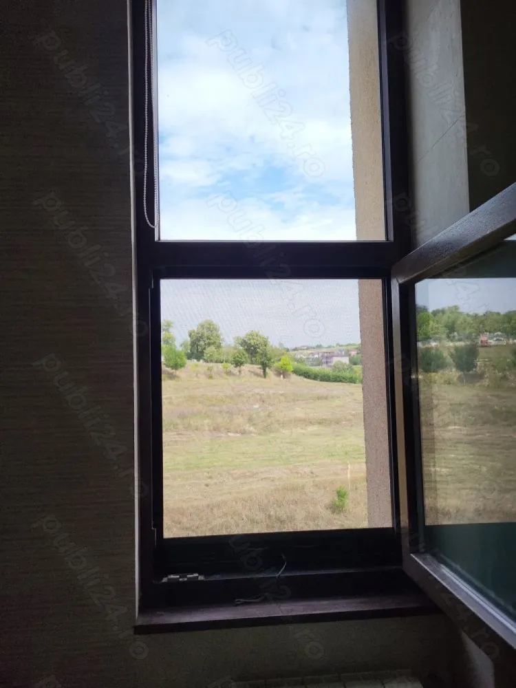 Apartament premium Alpha Bank Pacurari (posibil si birou) 125mp - Schimb cu o casa pe o raza de 2-3 km in jurul Bibliotecii Eminescu Iasi. Doresc o casa cu fundatie din beton si pereti caramida (exclus demolare reconstructie consolidare). Apartament 115 mp, 2 dormitoare, living urias, birou luminos, dressing, spatii de depozitare. 115 mp utili plus balcon 10 mp in total 125 mp. Et 5, vedere panoramica Pacurari - Copou. Bloc tip vila constructie 1996, lift, un singur apartament pe etaj, pardoseala izolata termic si fonic, tavan izolat termic si fonic, deasupra pod (placa de beton). Distanta 2km pana la Universitatea Cuza. Proaspat renovat integral (finalizat in mai 2024), finisaje si amenajari calitative. Aranjare interioara tip penthouse, cu living 38 mp si bucatarie separata 17 mp. Va rog nu insistati cu proprietati la periferie. Ofer poze si alte informatii la cerere daca exista disponibilitate financiara si seriozitate. Va rog nu insistati cu intrebari legate de pret. Pretul mediu in aria str. Toma Cozma - Kaufland Pacurari este: -1500 Eur mp pt locuintele vechi ce necesita reamenajare totala - 2000 Eur mp pt locuinte mai noi, amenajate modic (10-20 ani de la renovare) - 2500 Eur mp pt locuintele noi Locuinta poate fi utilizat ca spatiu office, IT, consultanta, mediere, avocat etc ...sau mixt locuit +birou. Doresc schimb cu o casa de o valoare apropiata (suprafata apropiata) in zona Fundatie Iasi (2-3 km departare maxim).