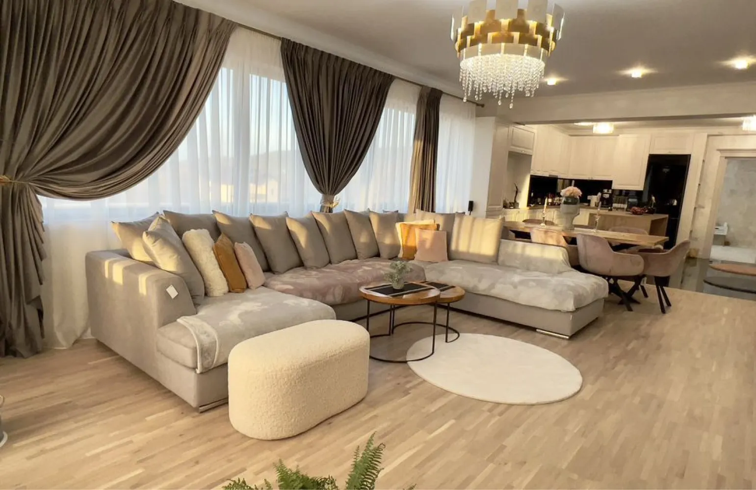 P. F. Penthouse Bucium 3 camere 140 mp MOBILAT - P. F. vând ap. de lux in Bucium , fundac Teohari Antonescu nr. 3 , ap. 3 camere , foarte spațios 110mp utili + balcon de 30 mp , la et. 2 , cu o priveliște asupra orașului suprbă . Construcție pe cadre cu izolatie exterioara de 15 cm ( foarte călduros ) ,cu BUNCĂR la subsol , parc de relaxare in curtea interioară , cât și exterioara a blocului .! Construcție executată in anul 2018 de firmă de construcții de mare prestigiu “ Cris Crisco” SRL , numele proiectului fiind: “ La Pini Crisco Residence” .. îl găsiți și pe Google! Amenajarea a fost făcută in anul 2023, deci totul este NOU !! Sau folosit in amenajare următoarele : - uși LEMN - pe jos MARMURA Neagra , parchet LEMN și mochetă - pereți din STUC Veneto - etc... Fiind branșat la toate utilitățile : - apă - canalizare - gaz - curent electric Se vinde complet mobilat, ca in poze = INTABULAT= Parcare privată in curtea blocului