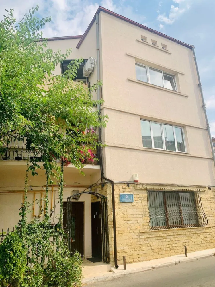 Ultracentral Umf apartament 3 camere proprietar - Apartament la casă, ultracentral, Iași - 100 mp, 2 terase, pod propriu, mult spațiu verde Se vinde apartament ultracentral, situat pe o stradă cu o bogată încărcătură istorică, în inima orașului Iași. Această proprietate excepțională oferă nu doar un spațiu generos și confort modern, dar și acces la un cadru liniștit, cu mult spațiu verde, chiar în centrul orașului. Detalii imobil: • Suprafață utilă: 100 mp intabulați • Compartimentare: 3 camere, 2 băi, bucătărie separată prin hol • Camera de depozitare (storage) intabulată • 2 terase proprii ideale pentru momente de relaxare • Pod propriu, izolat termic, perfect pentru depozitare • Parcare privată în curtea imobilului, înconjurată de spațiu verde Apartamentul se află la ultimul etaj al unei clădiri istorice, cu instalații de cupru și izolație termică interior-exterior. Certificat energetic categoria B .Spațiile verzi din jurul imobilului creează o atmosferă relaxantă, rar întâlnită într-o zonă centrală. acest imobil se vinde doar pe Plata cash nu este pretabil pentru credit ipotecar Sunt proprietar vânzare directă 07******61 STRADĂ RECE NR 1