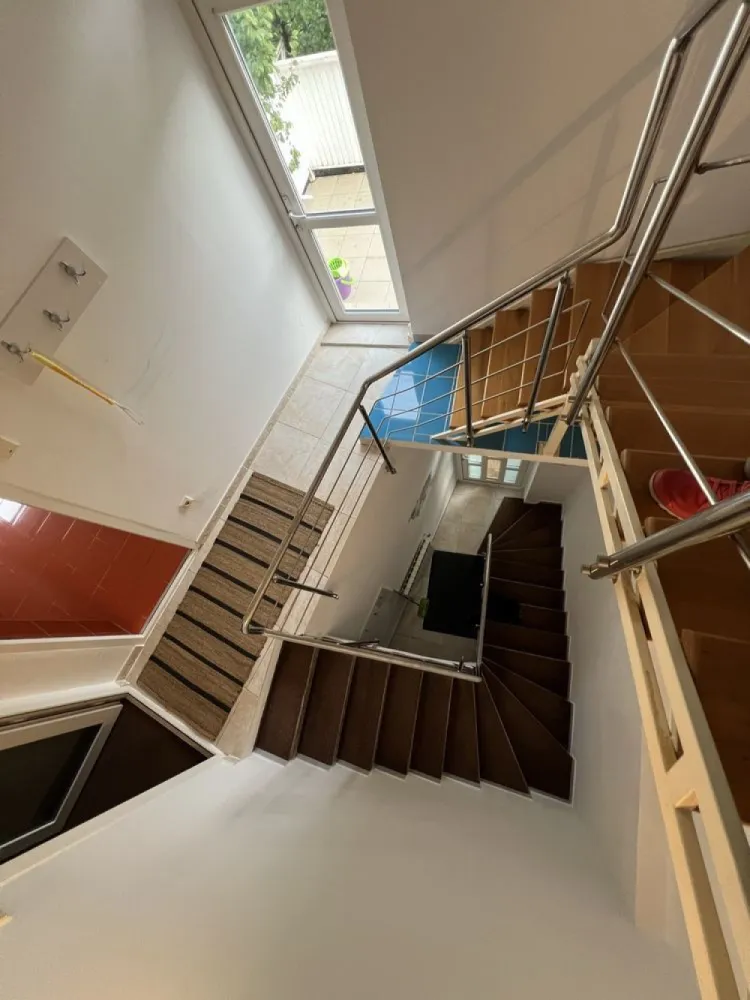 Ultracentral Umf apartament 3 camere proprietar - Apartament la casă, ultracentral, Iași - 100 mp, 2 terase, pod propriu, mult spațiu verde Se vinde apartament ultracentral, situat pe o stradă cu o bogată încărcătură istorică, în inima orașului Iași. Această proprietate excepțională oferă nu doar un spațiu generos și confort modern, dar și acces la un cadru liniștit, cu mult spațiu verde, chiar în centrul orașului. Detalii imobil: • Suprafață utilă: 100 mp intabulați • Compartimentare: 3 camere, 2 băi, bucătărie separată prin hol • Camera de depozitare (storage) intabulată • 2 terase proprii ideale pentru momente de relaxare • Pod propriu, izolat termic, perfect pentru depozitare • Parcare privată în curtea imobilului, înconjurată de spațiu verde Apartamentul se află la ultimul etaj al unei clădiri istorice, cu instalații de cupru și izolație termică interior-exterior. Certificat energetic categoria B .Spațiile verzi din jurul imobilului creează o atmosferă relaxantă, rar întâlnită într-o zonă centrală. acest imobil se vinde doar pe Plata cash nu este pretabil pentru credit ipotecar Sunt proprietar vânzare directă 07******61 STRADĂ RECE NR 1