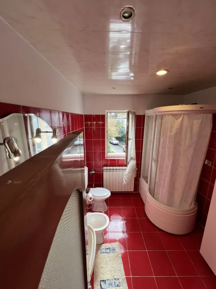 Ultracentral Umf apartament 3 camere proprietar - Apartament la casă, ultracentral, Iași - 100 mp, 2 terase, pod propriu, mult spațiu verde Se vinde apartament ultracentral, situat pe o stradă cu o bogată încărcătură istorică, în inima orașului Iași. Această proprietate excepțională oferă nu doar un spațiu generos și confort modern, dar și acces la un cadru liniștit, cu mult spațiu verde, chiar în centrul orașului. Detalii imobil: • Suprafață utilă: 100 mp intabulați • Compartimentare: 3 camere, 2 băi, bucătărie separată prin hol • Camera de depozitare (storage) intabulată • 2 terase proprii ideale pentru momente de relaxare • Pod propriu, izolat termic, perfect pentru depozitare • Parcare privată în curtea imobilului, înconjurată de spațiu verde Apartamentul se află la ultimul etaj al unei clădiri istorice, cu instalații de cupru și izolație termică interior-exterior. Certificat energetic categoria B .Spațiile verzi din jurul imobilului creează o atmosferă relaxantă, rar întâlnită într-o zonă centrală. acest imobil se vinde doar pe Plata cash nu este pretabil pentru credit ipotecar Sunt proprietar vânzare directă 07******61 STRADĂ RECE NR 1