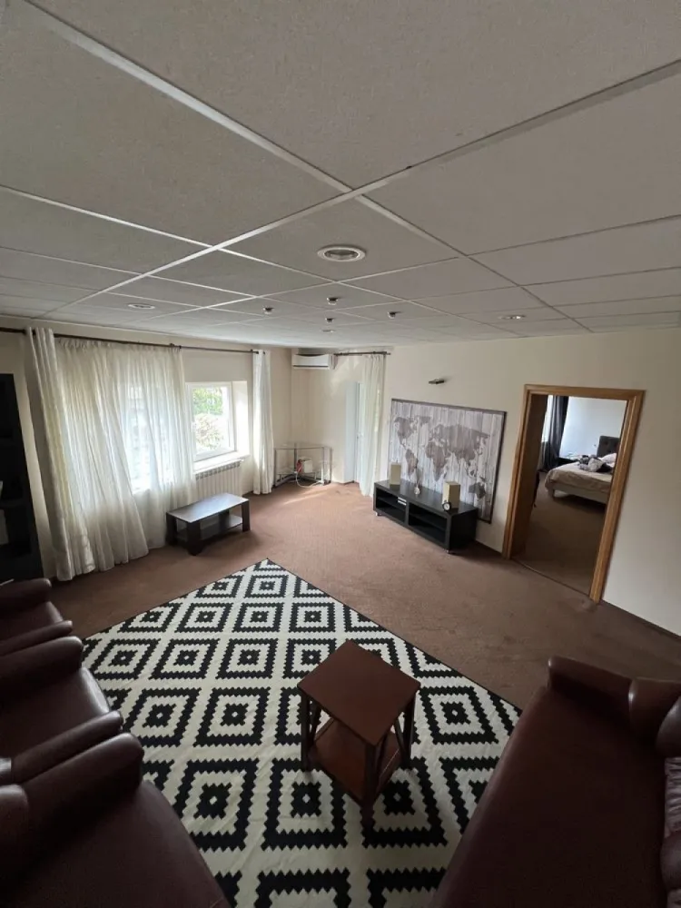 Ultracentral Umf apartament 3 camere proprietar - Apartament la casă, ultracentral, Iași - 100 mp, 2 terase, pod propriu, mult spațiu verde Se vinde apartament ultracentral, situat pe o stradă cu o bogată încărcătură istorică, în inima orașului Iași. Această proprietate excepțională oferă nu doar un spațiu generos și confort modern, dar și acces la un cadru liniștit, cu mult spațiu verde, chiar în centrul orașului. Detalii imobil: • Suprafață utilă: 100 mp intabulați • Compartimentare: 3 camere, 2 băi, bucătărie separată prin hol • Camera de depozitare (storage) intabulată • 2 terase proprii ideale pentru momente de relaxare • Pod propriu, izolat termic, perfect pentru depozitare • Parcare privată în curtea imobilului, înconjurată de spațiu verde Apartamentul se află la ultimul etaj al unei clădiri istorice, cu instalații de cupru și izolație termică interior-exterior. Certificat energetic categoria B .Spațiile verzi din jurul imobilului creează o atmosferă relaxantă, rar întâlnită într-o zonă centrală. acest imobil se vinde doar pe Plata cash nu este pretabil pentru credit ipotecar Sunt proprietar vânzare directă 07******61 STRADĂ RECE NR 1