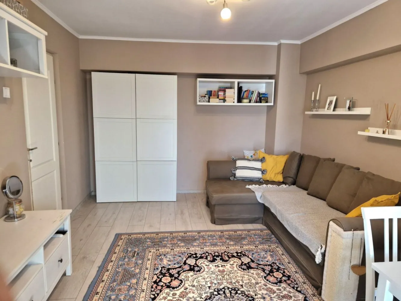 Vand apartament 3 cam D - Ultracentral - BRD Anastasie Panu - Ultracentral!! BRD - Anastasie Panu! 5 min de Palas Vand apartament 3 camere decomandat, 2 bai, 1 debara, 1 balcon. Suprafata utila: 67mp Apartamentul este renovat complet - se poate vinde mobilat complet sau semimobilat Dotari: Centrala termica, AC, tamplarie Salamander 7 cam, instalatie termica pe cupru, calorifere aluminiu, mobila bucatarie facuta la comanda. Amplasare: etajul 7/7, hidroizolatie terasa schimbata in 2023 ( 5 ani garantie).
