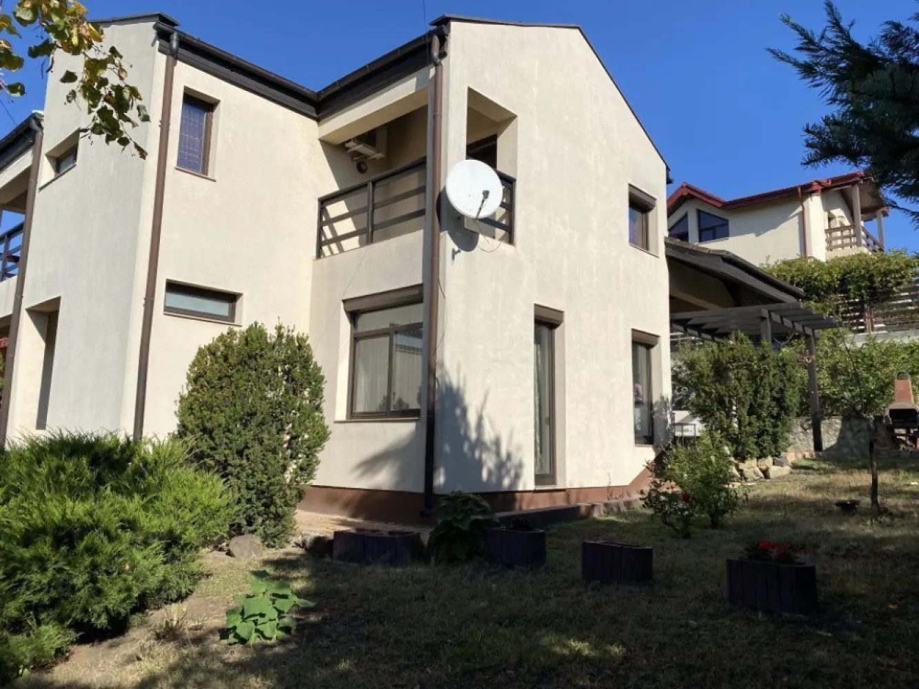 CASA/VILA DE VANZARE BUCIUM,CARTIER IC BRATIANU,235 MP UTILI,521MP TEREN - Vila se afla in zona Bucium in cartierul I.C. BRATIANU foarte aproape de soseaua Bucium avand acces asfaltat. Dispune de toate utilitatile gaz,curent electric,apa curenta,canalizare,internet,cablu tv. Spatiile interioare sunt generoase si sunt dispuse astfel: Demisol:garaj,spalatorie,crama,sala fitness Parter:living+loc de luat masa cu iesire pe terasa,dormitor,bucatarie,spatiu de depozitare,2 bai Etaj:dormitor,baie,dormitor matrimonial cu dresing si baie proprie,birou ,2 balcoane. Curtea este complet amenajata cu pomi fructiferi si ornamentali si dispune de 1 loc de parcare in fata garajului. Casa se vinde complet mobilata si utilata.
