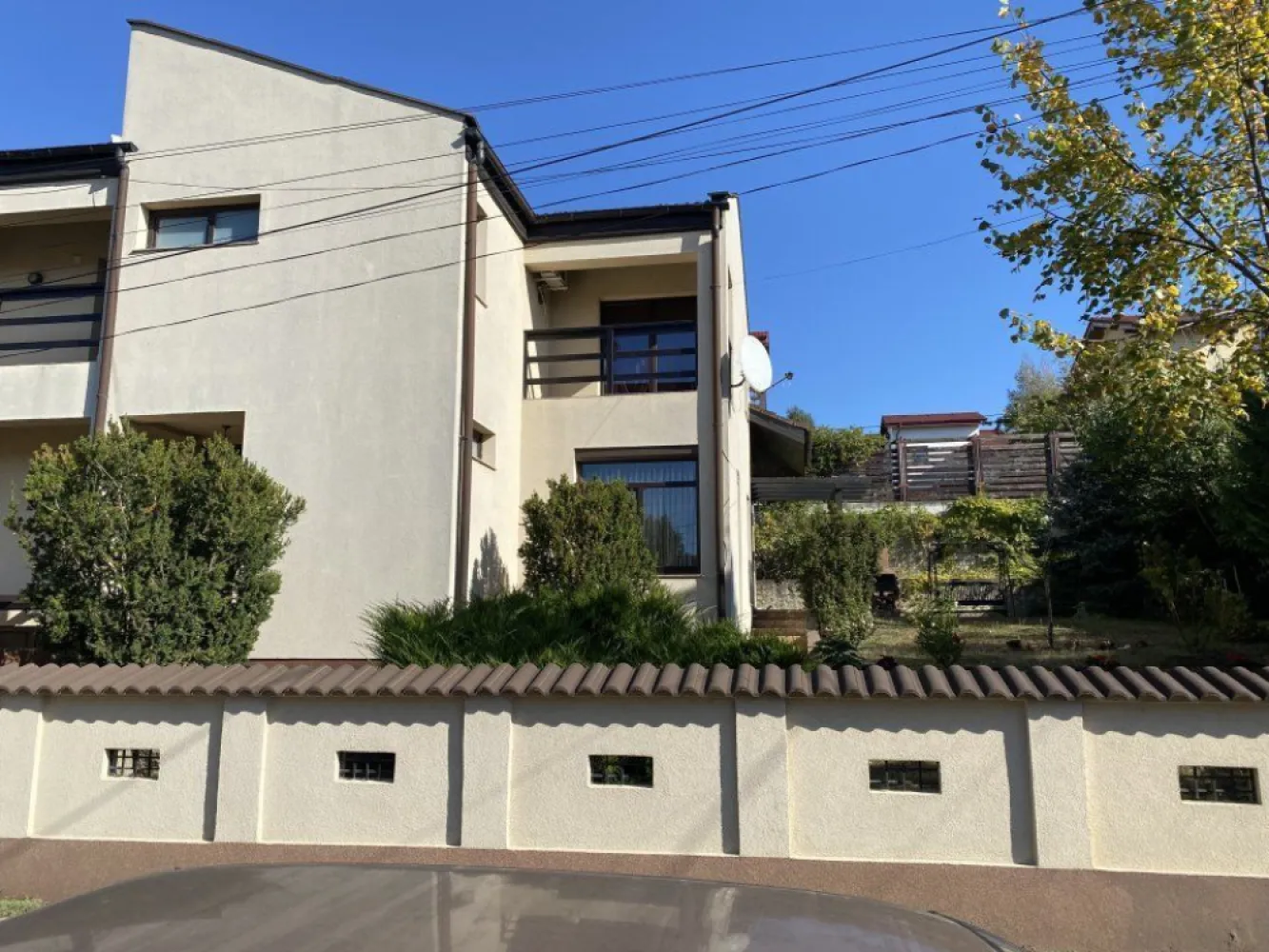 CASA/VILA DE VANZARE BUCIUM,CARTIER IC BRATIANU,235 MP UTILI,521MP TEREN - Vila se afla in zona Bucium in cartierul I.C. BRATIANU foarte aproape de soseaua Bucium avand acces asfaltat. Dispune de toate utilitatile gaz,curent electric,apa curenta,canalizare,internet,cablu tv. Spatiile interioare sunt generoase si sunt dispuse astfel: Demisol:garaj,spalatorie,crama,sala fitness Parter:living+loc de luat masa cu iesire pe terasa,dormitor,bucatarie,spatiu de depozitare,2 bai Etaj:dormitor,baie,dormitor matrimonial cu dresing si baie proprie,birou ,2 balcoane. Curtea este complet amenajata cu pomi fructiferi si ornamentali si dispune de 1 loc de parcare in fata garajului. Casa se vinde complet mobilata si utilata.