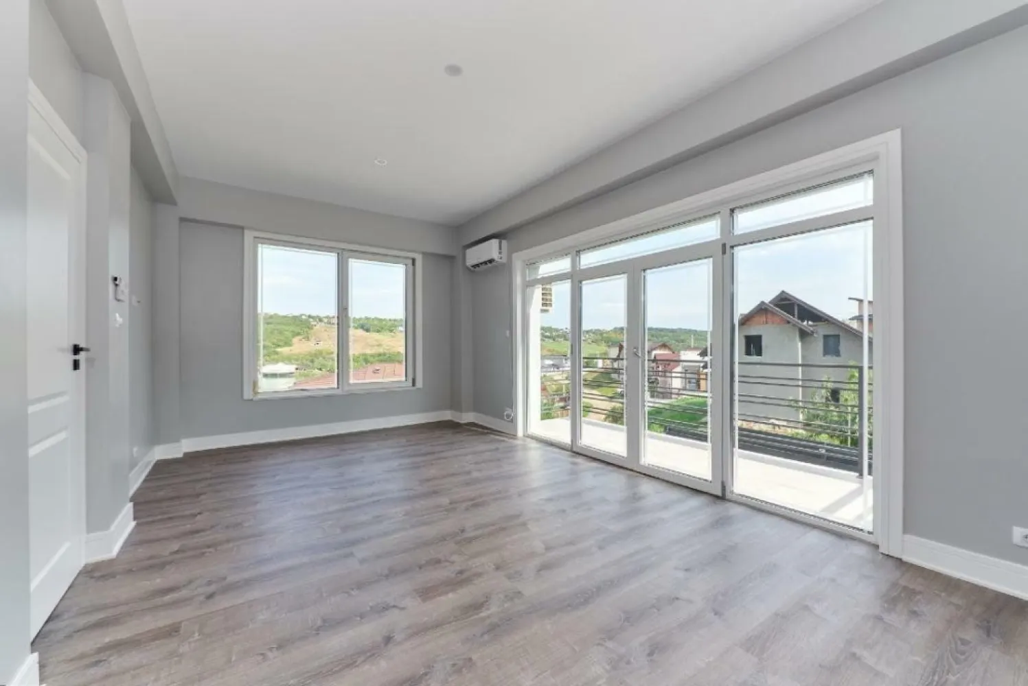 Casa noua de vanzare in Iasi, zona Sorogari, cu vedere catre lac. - Casa noua de vanzare in Iasi, zona Sorogari, cu vedere catre lac, la doar zece minute distanta de Podul de Fier si Aeroport! Suprafata Utila = 234,30 mp Suprafata Totala (util + balcoane + terasă) = 297,80 mp Demisol: garaj de 35 mp, spatiu tehnic si magazie. Parter: hol spatios, un birou la intrare, baie dotata cu masina de spalat si uscator, zona de living cu deschidere la balcon, bucatarie, camara si zona dining, cu iesire in terasa. Etaj: trei dormitoare spatioase, doua bai, doua dressing-uri, balcon si acces catre pod (podul este deschis, are placa de beton şi se mai poate pune inca un etaj). Casa are structura pe cadre din beton, cu tamplaria exterioara din PVC- tripan cu sticla LOW-E, iar cea interioara din lemn. Instalatia de incalzire este realizata prin pardoseala, termostata separat si se realizeaza cu centrala termica electrica. Imobilul beneficiaza de aparate de aer conditionat pentru dormitoare si living. Casa se preda cu bucataria complet mobilata si utilata cu electrocasnice importate SUA( masina de spalat vase, frigider, aragaz cu cuptor). Aceasta beneficiaza de sistem de alarma, iar accesul in garaj se face prin usa automatizata. Curtea este amenajata cu gazon si plante ornamentale, irigate automatizat. Terenul aferent proprietatii este in suprafata de 940 mp, imprejmuit cu gard. Pentru informatii suplimentare, va rugam sa ne contactati telefonic!